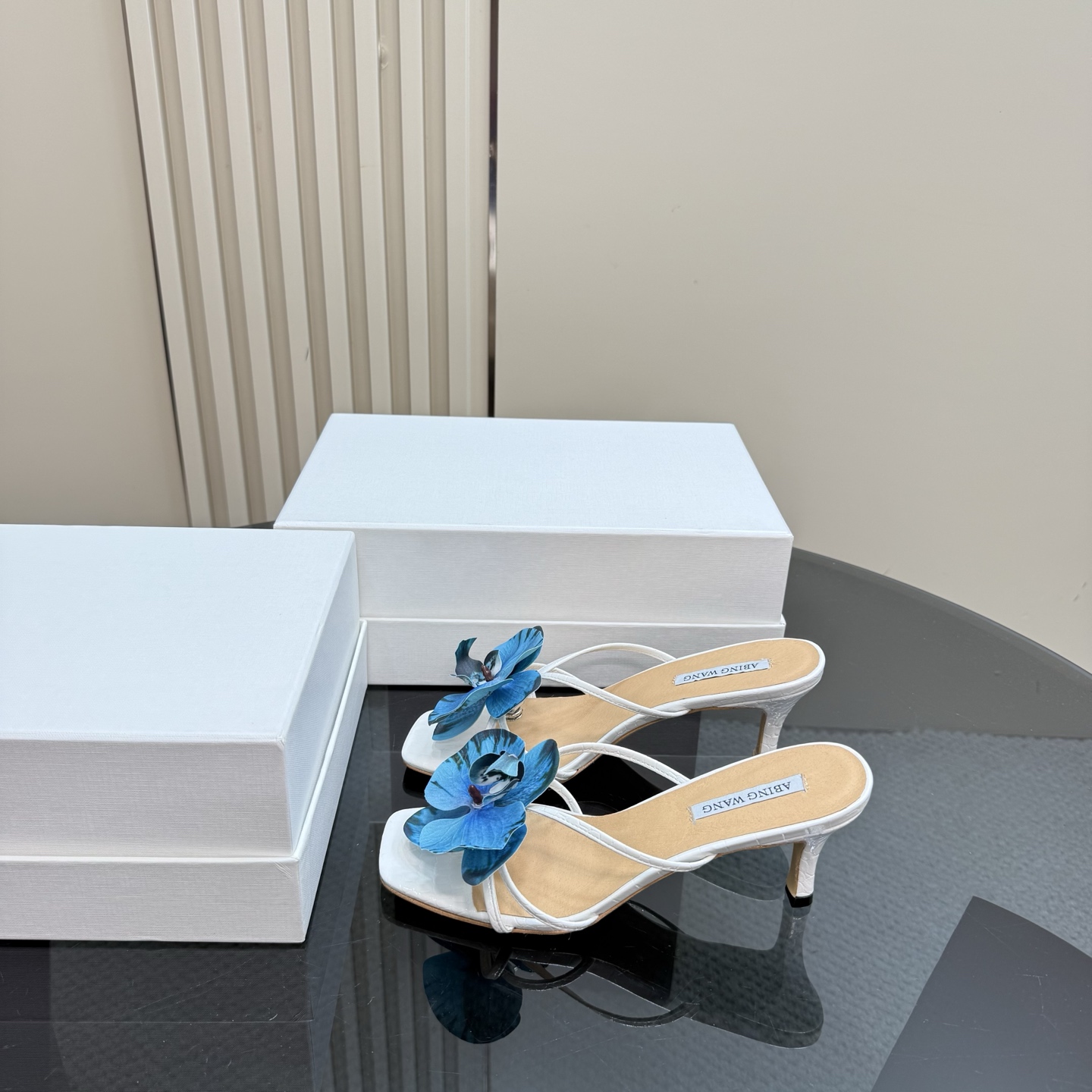 NO:240009,Original by ABING WANG, a variety of handmade flower open-toed slippers and high heels from Thailand have launched this item that exudes charming charm. Beautiful torture instruments are made of silk, cowhide, fabric. Sole genuine leather upper cowhide. Size 35-43 (41, 42, 43 to be customized), high heels, slippers, cowhide, real silk19860909ABING WANG原创 泰国设计师多款手工花朵露趾拖鞋高跟鞋 推出了这款散发着迷人魅力的单品.美丽刑具,它以真丝,牛皮,面料制作 鞋底真皮 鞋面牛皮 码数35-43(41,42,43需定做),高跟鞋拖鞋,high heels,slippers,cowhide,real silk,Women's Shoes