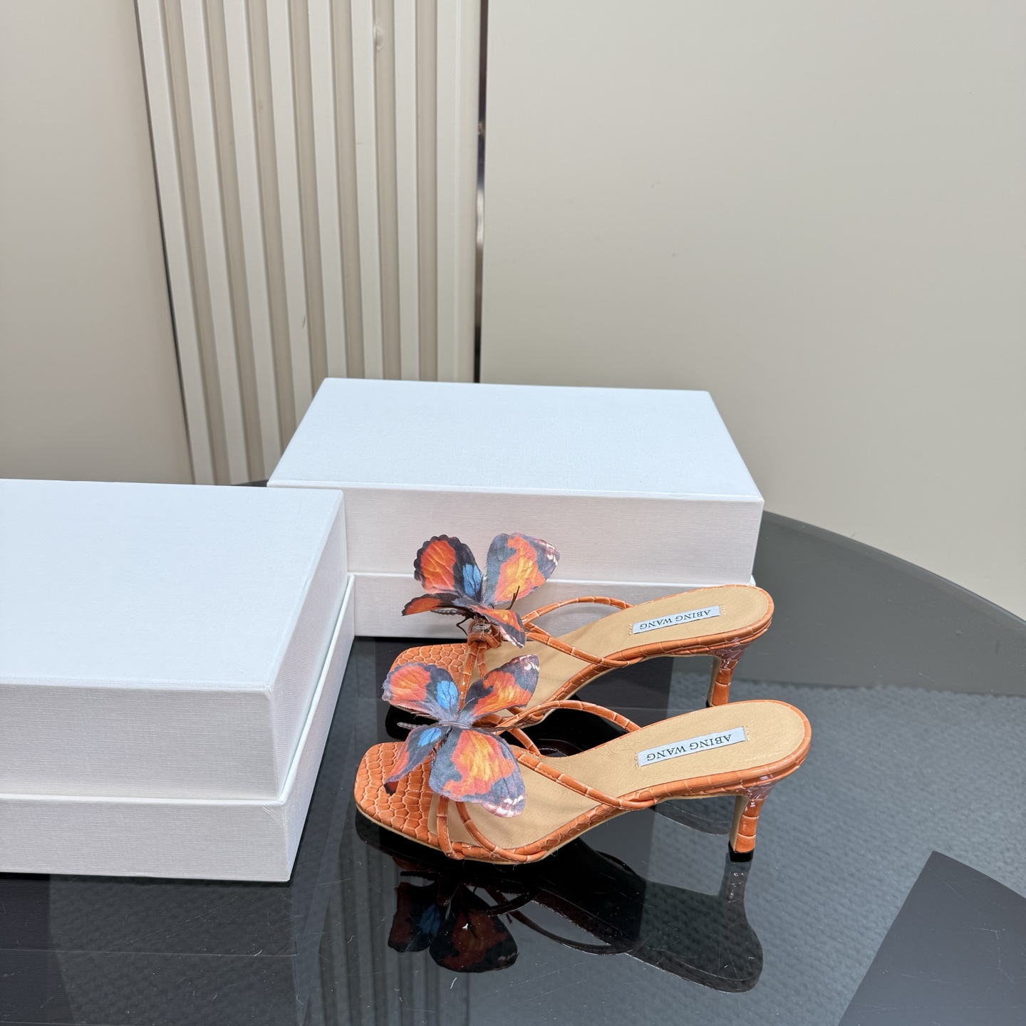 NO:240011,Original by ABING WANG, a variety of handmade butterfly open-toed slippers and high heels from Thailand, launched this item that exudes charming charm. Beautiful torture instruments, made of silk, cowhide, fabric, sole, leather upper, cowhide, size 35-43 (41, 42, 43 to be customized), high heels, slippers, cowhide, real silk19860909ABING WANG原创 泰国设计师多款手工蝴蝶露趾拖鞋高跟鞋 推出了这款散发着迷人魅力的单品.美丽刑具,它以真丝,牛皮,面料制作 鞋底真皮 鞋面牛皮 码数35-43(41,42,43需定做),高跟鞋拖鞋,high heels,slippers,cowhide,real silk,Women's Shoes