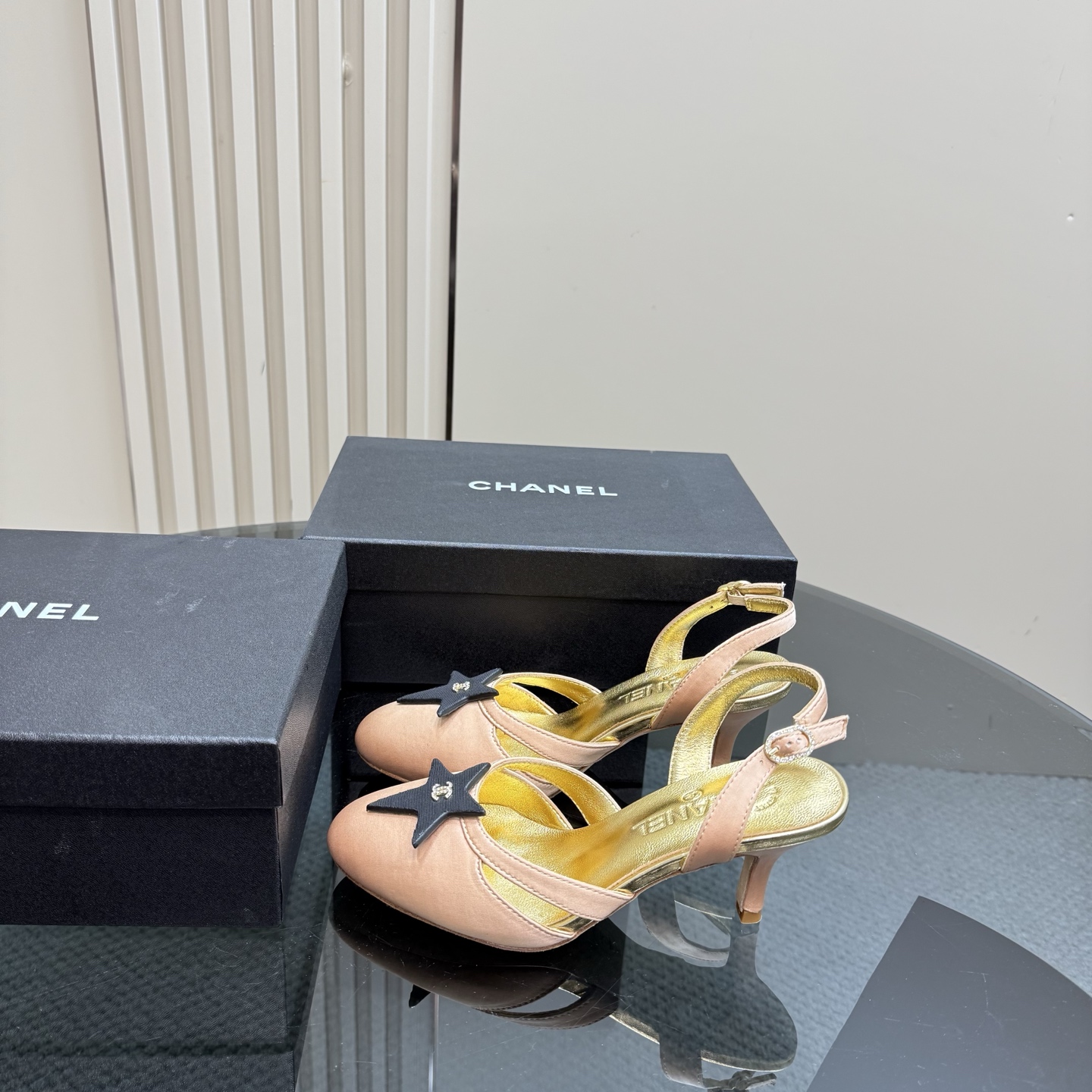 NO:240005,CHANE*｜Xiaoxiang 25C early spring new product Five-pointed star double C high-heeled sandals This medieval series from Xiangjia is really beautiful, and it really expresses the elegant and intellectual temperament of a woman to the fullest!  Feet comfortable!  Super fairy and versatile!  It is equipped with a small skirt, a sun hat and sunglasses. It is a very famous style and a must-have for summer travel!  The fabric is made of original custom material. The inner foot pads are all sheepskin. Italian imported cowhide outsole size35-39 (customized by 40/41), high heels, chanel, chanel, sandals, high heels, skirts, cowhide, sheepskin, hats19860909CHANE*｜小香25C早春新品 五角星双C高跟凉鞋 香家的这款中古系列真的太美了 真的把女人的优雅知性气质表现的淋漓尽致！ 脚感舒适！上脚超级仙美又百搭！ 配一条小裙子带一个遮阳帽还有墨镜 非常的名媛风,夏天旅游必备款！ 面料采用原版定制材质 内里垫脚均为羊皮 意大利进口牛皮大底 size35-39（40/41定制）,高跟鞋凉鞋,chanel,chanel,sandals,high heels,skirts,cowhide,sheepskin,hats,Women's Shoes