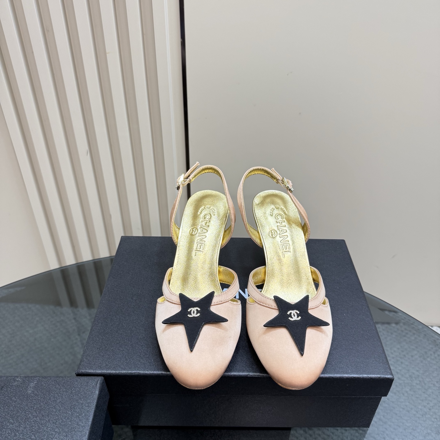 [Chanel Women