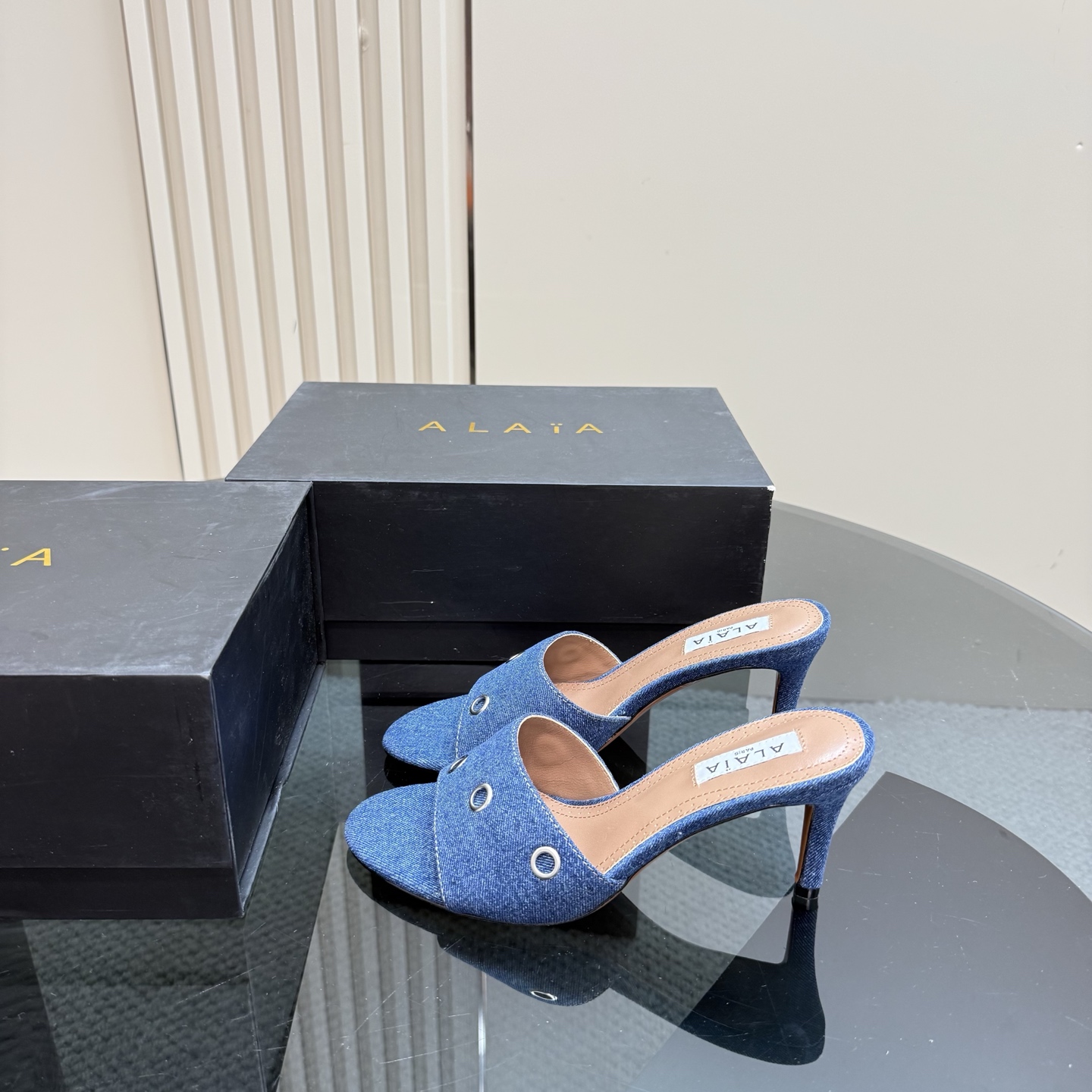 NO:240002,ALAA open-toe sandwich HIGH LOVE||||ALAA | HIGH LOVE High love high heels for the outside network are here~ This PVC high heels are made of exquisite heart-shaped decoration. The brand's new sculpture heels are casual and comfortable and fashionable. The two colors are matched in different occasions. The overseas blogger has a pair of high-love uppers, original custom patent leather, cowhide, denim, inner sheepskin, sole genuine leather, size 35-39 (.40.41.42 customized) Packaging Alaia original packaging, high heels, alaia, high heels, slippers, cowhide, sheepskin19860909ALAA露趾凉拖HIGH LOVE|||ALAA | HIGH LOVE 外网大博人手一双的high love高跟鞋来啦~ 这款PVC高跟鞋采用精美心形装饰搭配 品牌全新的雕塑跟,优雅鞋型 休闲舒适兼备具时髦利落 两款颜色搭配不同场合 海外博主人手一双 鞋面原装定制漆皮,牛皮,牛仔 内里羊皮 鞋底真皮 码数35-39（.40.41.42定制） 包装Alaia原版包装,高跟鞋拖鞋,alaia,high heels,slippers,cowhide,sheepskin,Women's Shoes