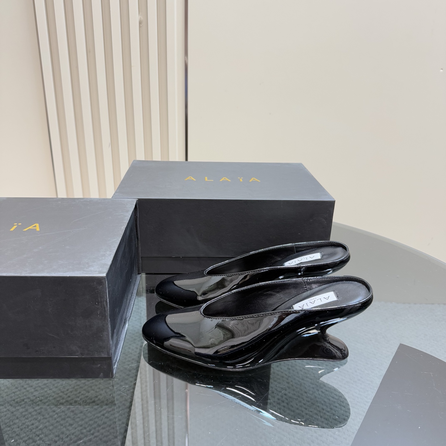 NO:239996,2025 counter new catwalk ALAIA｜French high-end first-tier high-end high-end brand new style S-shaped wedge sandals/semi-touch super fairy ———————————————————————————————————————————————————————————————————————————————————————————————————————————————————————————————————————————————————————————————————————————————————————————————————————————————————————————————————————————————————————————————————————————————————————————————————————————————————————————————————————————————————————————————————————————————————————————————————————————————————————————————————————————————————————————————————————————198609092025专柜新款走秀款ALAIA｜法国高端一线高定品牌 新款造型s型坡跟凉鞋/半拖超仙女 —————————————— AzzedineAlaia:时尚界最后的手艺人 只忠于展现女性身体曲线的裁剪之王 始创于1979年的品牌Alaia 一直主售时装感十足的型格女鞋 鞋面漆皮 内里羊皮 鞋底原版真皮大底 码数35-42（40.41.42定制） 包装Alaia原版包装,半拖,alaia,sandals,sheepskin,Leather soles,Women's Shoes