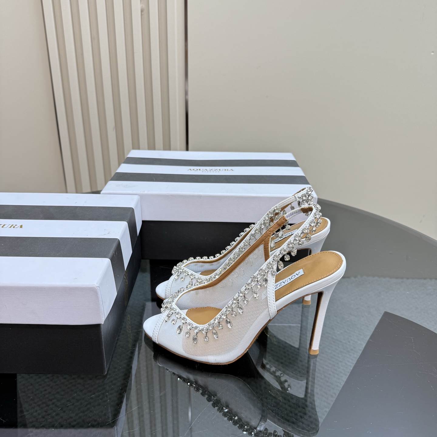 NO:239993,【Aquazzura】2025 new slippers, top version, purchasing quality, this pair of rhinestone high-heeled fish-mouth sandals net and hand-sewn Swarovski diamonds, is simply a charming magic shoes!  The playfulness of the fish mouth, the mystery of the mesh, and the dazzling light of the Swarovski diamond, everything is just right. High heels make your steps more charming, and every step is like weaving a gorgeous dream. Wear it, you are the protagonist of the fashion stage, blooming unique brilliance. __________________________________________________ Full package. The original custom mesh/paper leather lining sheepskin sole Italian leather outsole Heel height 10.5cm8.5cm (8.5 custom non-refunding orders are required, no note is required to default 10.5 heel height) Size: 35-43 (40 41 42 43 custom non-refunding), high heel sandals, sandals, high  heels slippers sheepskin Leather soles19860909【Aquazzura】2025新款拖鞋 顶级版本 代购品质 这双水钻高跟鱼嘴凉鞋网搭配施华洛奇钻条手工缝制,简直是魅力的魔法鞋！鱼嘴的俏皮,网面的神秘,再加上施华洛奇钻的璀璨光芒,一切都恰到好处.高跟鞋让你的步伐更具韵味,每一步都像是在编织着绚丽的梦境.穿上它,你就是时尚舞台的主角,绽放独一无二的光彩. _____________________________ 全套包装. 鞋面原版定制网纱/漆皮 衬里 羊皮 鞋底 意大利真皮大底 跟高 10.5cm8.5cm（8.5定制不退换下单需备注,没备注默认10.5跟高） 码数: 35－43（40 41 42 43定做不退换）,高跟鞋凉鞋,sandals,high heels,slippers,sheepskin,Leather soles,Women's Shoes