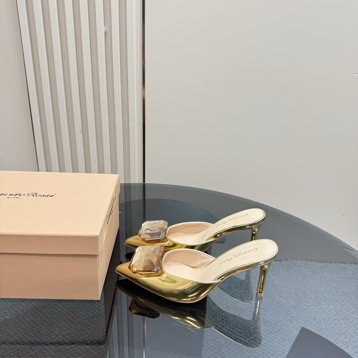 NO:239990,gianvito rossi 2025 new semi-trailer top version semi-trailer The gem design has unique charm, adding mystery and sexy. The high-heeled pointed toe shows elegant temperament, while the rear empty style exudes a touch of playfulness. When you wear it, every step seems to bloom gorgeously on the stage, becoming the focus of everyone's attention. __________________________________________________________ * Full set of packaging. * Original custom velvet, patent leather * Finger pad Sheepskin * Sole Italian leather outsole * Heel height 8.5cm * Size: 35-43 (40 41 42 custom made without return), high heels, slippers, sheepskin, Leather soles19860909gianvito rossi 2025新款半拖 顶级版本半拖 宝石设计独具韵味,增添了神秘与性感.高跟尖头展现出优雅气质,后空款式则透着一丝俏皮.穿上它,每一步都像是在舞台上华丽绽放,成为众人瞩目的焦点. _____________________________ * 全套包装. * 鞋面原版定制丝绒,漆皮 * 垫脚 羊皮 * 鞋底 意大利真皮大底 * 跟高 8.5cm * 码数:35－43（40 41 42定做不退换）,高跟鞋拖鞋,high heels,slippers,sheepskin,Leather soles,Women's Shoes