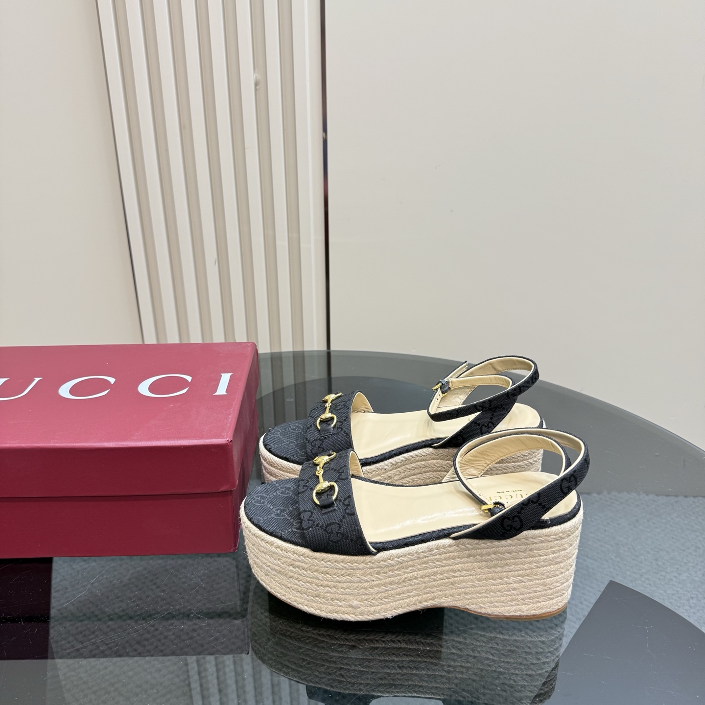 GUCCI 24S runway pointed-toe high-heel sandals, the god of atmosphere, adjustable straps + gold buckle