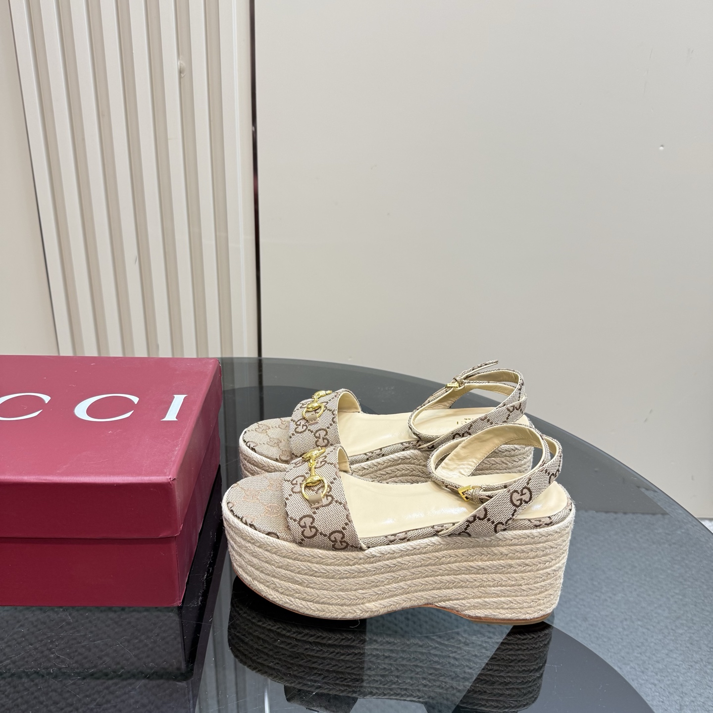 GUCCI 24S runway pointed-toe high-heel sandals, the god of atmosphere, adjustable straps + gold buckle