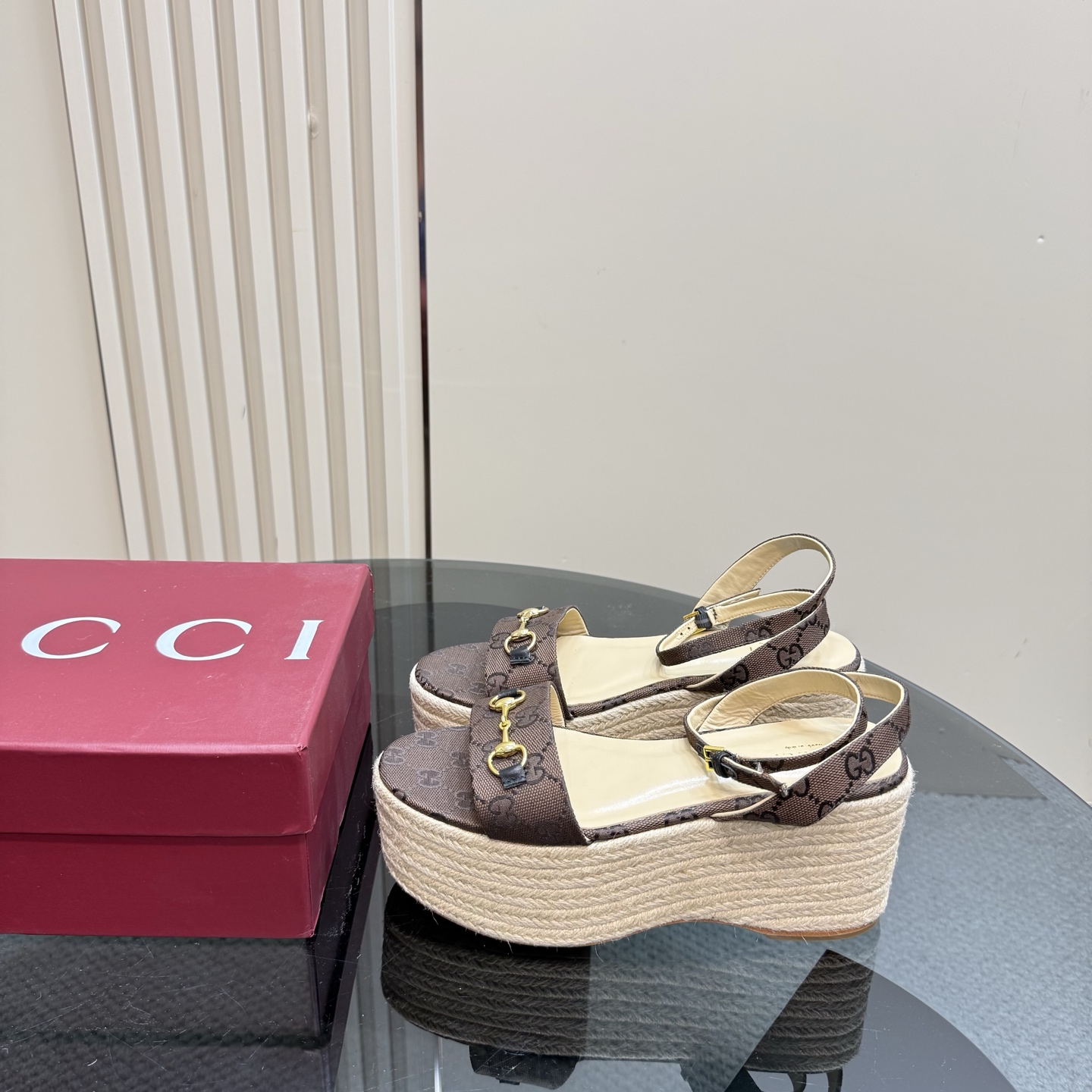 GUCCI 24S runway pointed-toe high-heel sandals, the god of atmosphere, adjustable straps + gold buckle
