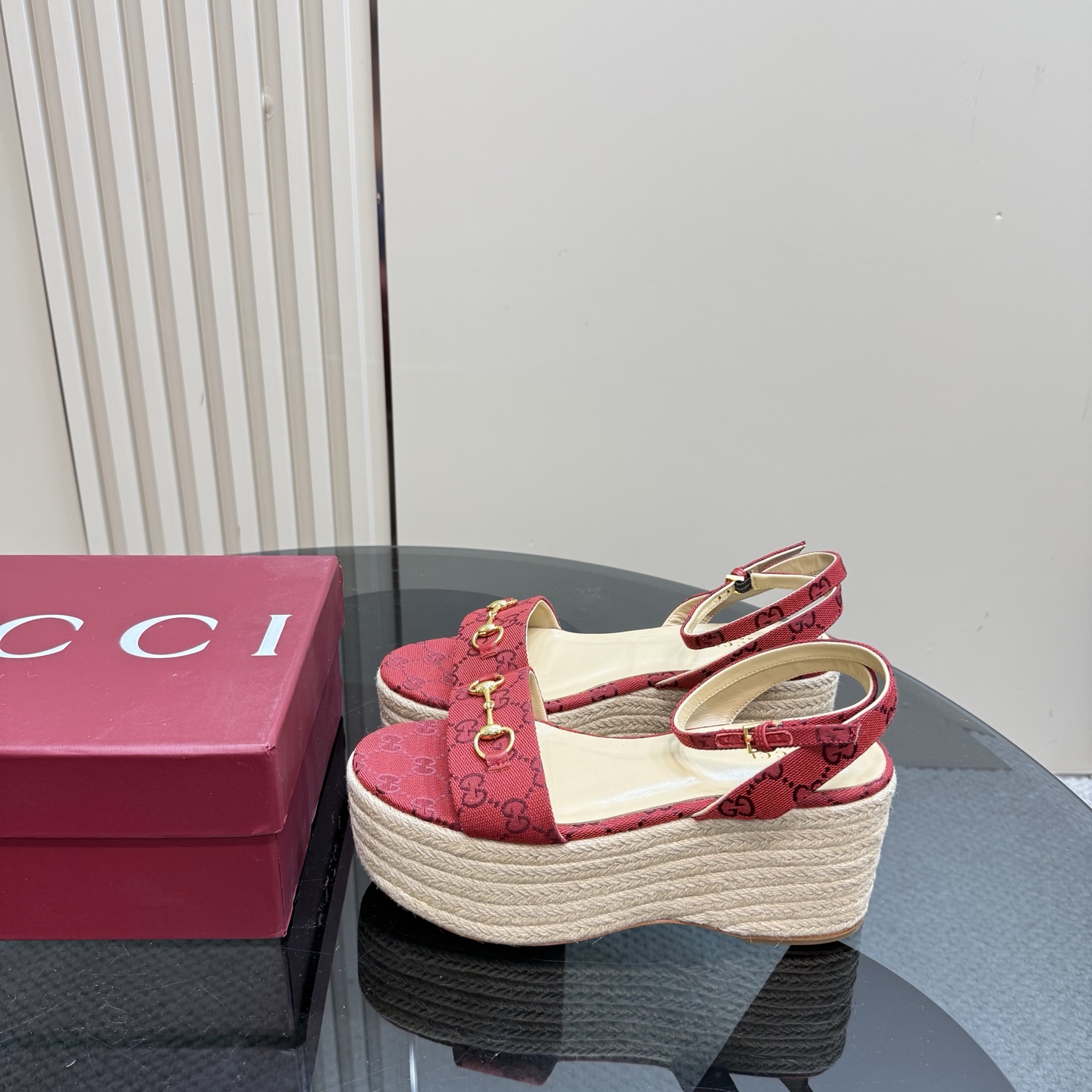 NO:239988,GUCC*25S spring and summer new product show, horse buckle buckle presbyopia thick-soled sandals. G home reflects the sense of high-end, always convinces the capital. It looks quite simple style, but it is inexplicably high-end on the feet. It is very sexy and allows you to easily match it. The upper is made of original custom material. The tiptoe inside is mixed sheepskin. The leather sole imported from Italy is 5.5cm in front height and 7.5cm in thickness and height. Size35-39 (customized on 40/41/42), sandals, gucci, gucci, sandals, sheepskin19860909GUCC*25S春夏新品走秀 麻绳底马衔扣老花厚底凉鞋 G家在体现高级感这块 总让人大写的服气 看起来蛮简单的款式 但上脚就莫名很高阶 非常性感 让你轻松搭配尽显各种风格 鞋面采用原版定制材质 内里踮脚均为混种羊皮 意大利进口真皮底 前高5.5cm 厚高7.5cmcm Size35-39（40/41/42定制）,凉鞋,gucci,gucci,sandals,sheepskin,Women's Shoes