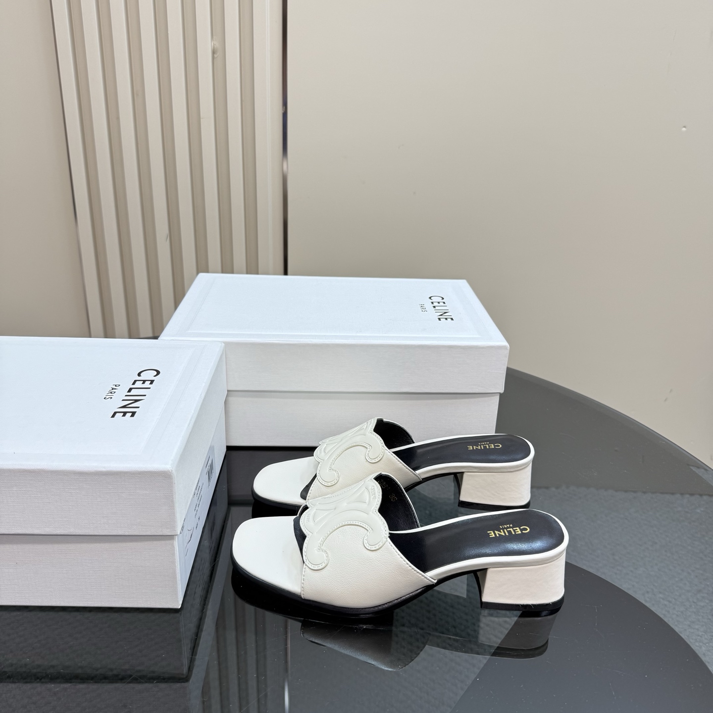 NO:239981,| 2025 CELINE Silin Xia's new popular Arc de Triomphe British style sandals slippers Simple, elegant and fashionable, durable and timeless, it is the classic that never fades away in the fashion circle, retro British style, extraordinary temperament Original cowhide genuine leather outsole Size 35-40, slippers, celine, sandals, slippers, cowhide, Leather soles19860909| 2025 CELINE 思琳夏新款爆款凯旋门英伦风凉鞋拖鞋 简约大气时髦,耐看不过时,是时尚圈永不退潮的经典所在,复古的英伦风格,气质非凡 原版牛皮 真皮大底 码数35-40,拖鞋,celine,sandals,slippers,cowhide,Leather soles,Women's Shoes