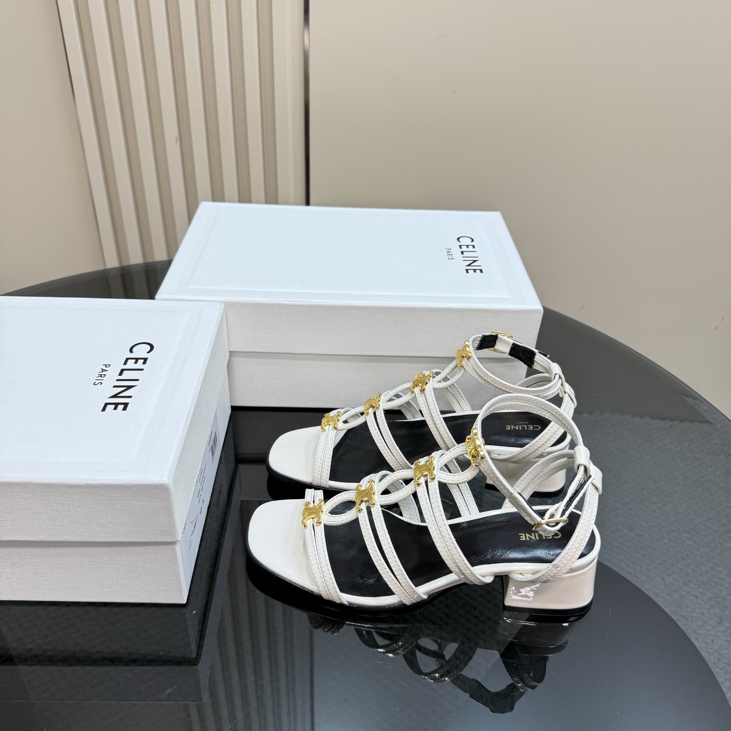 NO:240007,| 2025 CELINE Silin Xia's new popular Arc de Triomphe British sandals are simple, atmospheric and fashionable, and are timeless. They are the classics that never fade in the fashion circle. Retro British style and extraordinary temperament. Original cowhide leather genuine leather outsole size 35-40, sandals, celine, sandals, cowhide, Leather soles19860909| 2025 CELINE 思琳夏新款爆款凯旋门英伦风凉鞋简约大气时髦,耐看不过时,是时尚圈永不退潮的经典所在,复古的英伦风格,气质非凡 原版牛皮 真皮大底 码数35-40,凉鞋,celine,sandals,cowhide,Leather soles,Women's Shoes