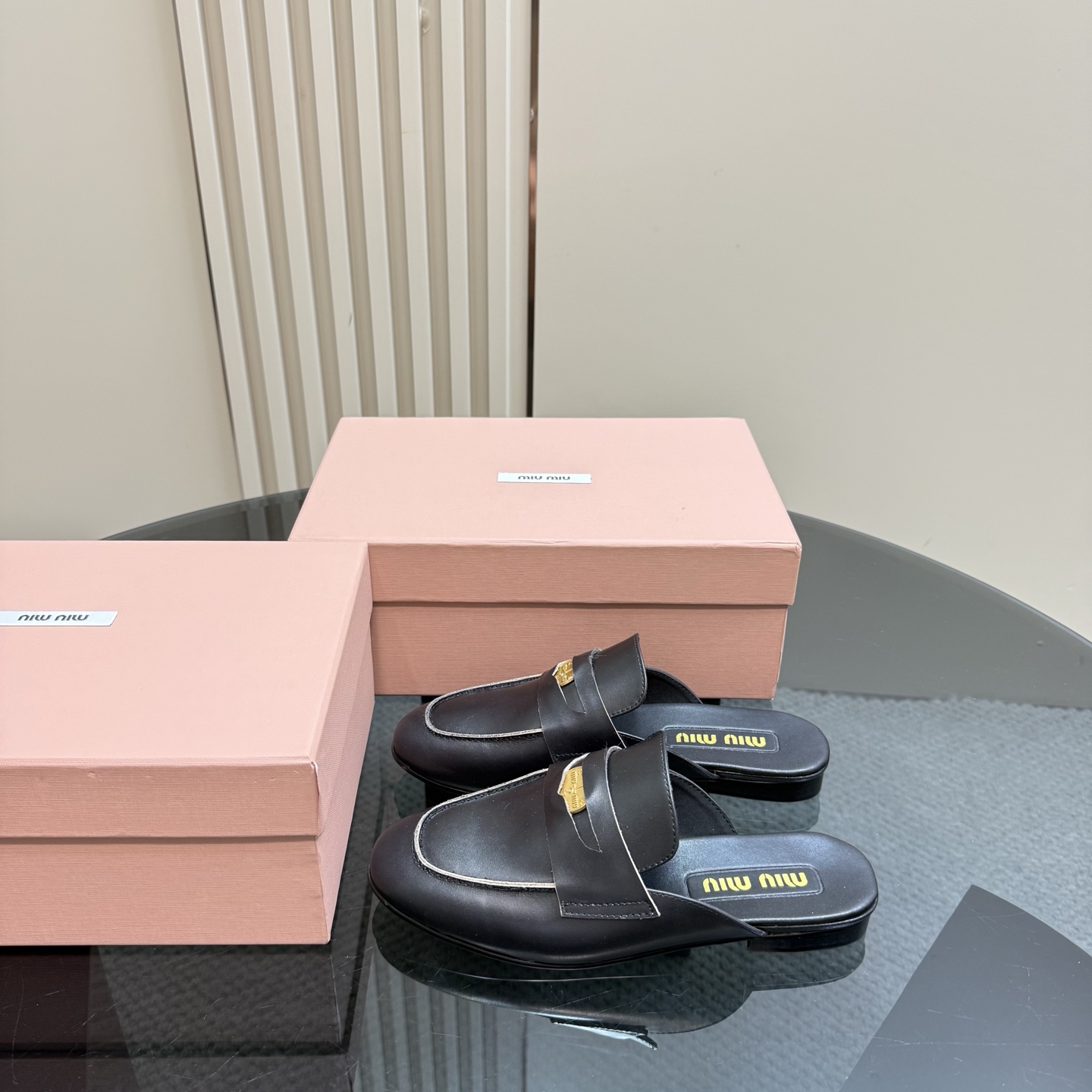 NO:260669,The highest version u popular catwalks appear on the covers of major fashion magazines. Celebrities, Zhang Yuanying and other celebrities will try on and order what you see, what you get and close your eyes and you won't regret it. The combination is still salty or sweet (ZP developed shoe shape, hardware, customized color) Custom imported calfskin with upper custom imported sheepskin with inner custom imported sole original rubber outsole size 35-39 (40 customized) (full package), semi-torch, cowhide, sheepskin19860909最高版本 u大热走秀款出现在各大时装杂志封面·各路明星、张元英等各路明星订货会试穿订购所见即所得闭眼入都是不会后悔·搭配还是可咸可甜（ZP开发鞋型、五金、订制颜色） 鞋面定制进口小牛皮 内里定制进口绵羊皮 鞋底原版橡胶大底 码数35-39 (40定做)（全套包装）,半拖,cowhide,sheepskin,Women's Shoes