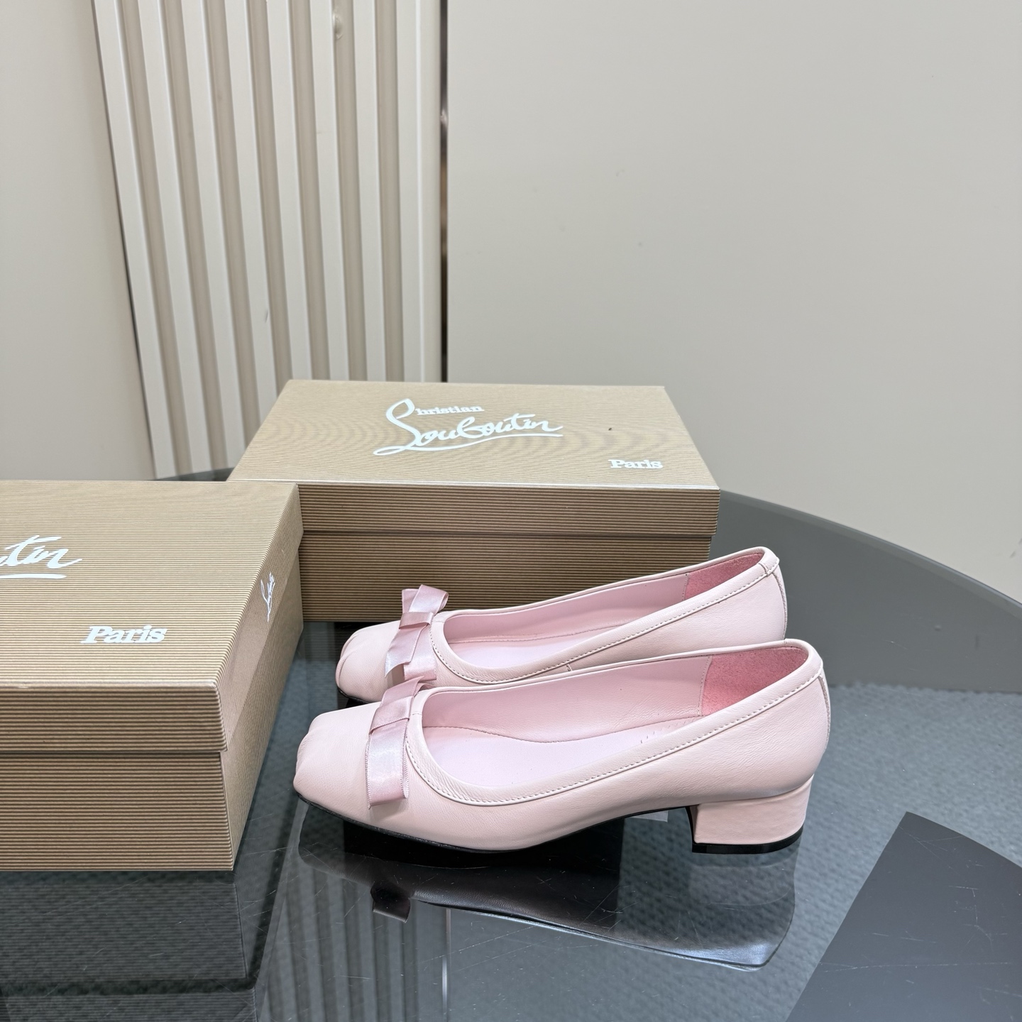 NO:260656,Christian Louboutin ballet shoes full range Nappa lambskin material retro fashionable small square head!  Exquisite bow tie!  The most similar ballet shoes to the ballet shoes [Smile R] [Smile R] [Smile R] A must-have for spring and summer shoe cabinets, gentle and comfortable, easy to wear without tiring. Upper sheepskin inner sheepskin footbed sheepskin, outsole full leather Heel height: 3cm Size 35-41 (40.41. Custom made), ballet shoes, christian louboutin, sheepskin19860909ChristianLouboutin芭蕾舞鞋全系列 Nappa小羊皮材质复古时髦小方头！精致蝴蝶结系带！ 最像芭蕾舞鞋的芭蕾舞鞋[偷笑R][偷笑R][偷笑R] 春夏鞋柜必备,轻柔舒适好穿不累 鞋面羊皮 内里羊皮 垫脚羊皮 大底全真皮 跟高:3cm 码数35-41(40.41.定做）,芭蕾舞鞋,christian louboutin,sheepskin,Women's Shoes