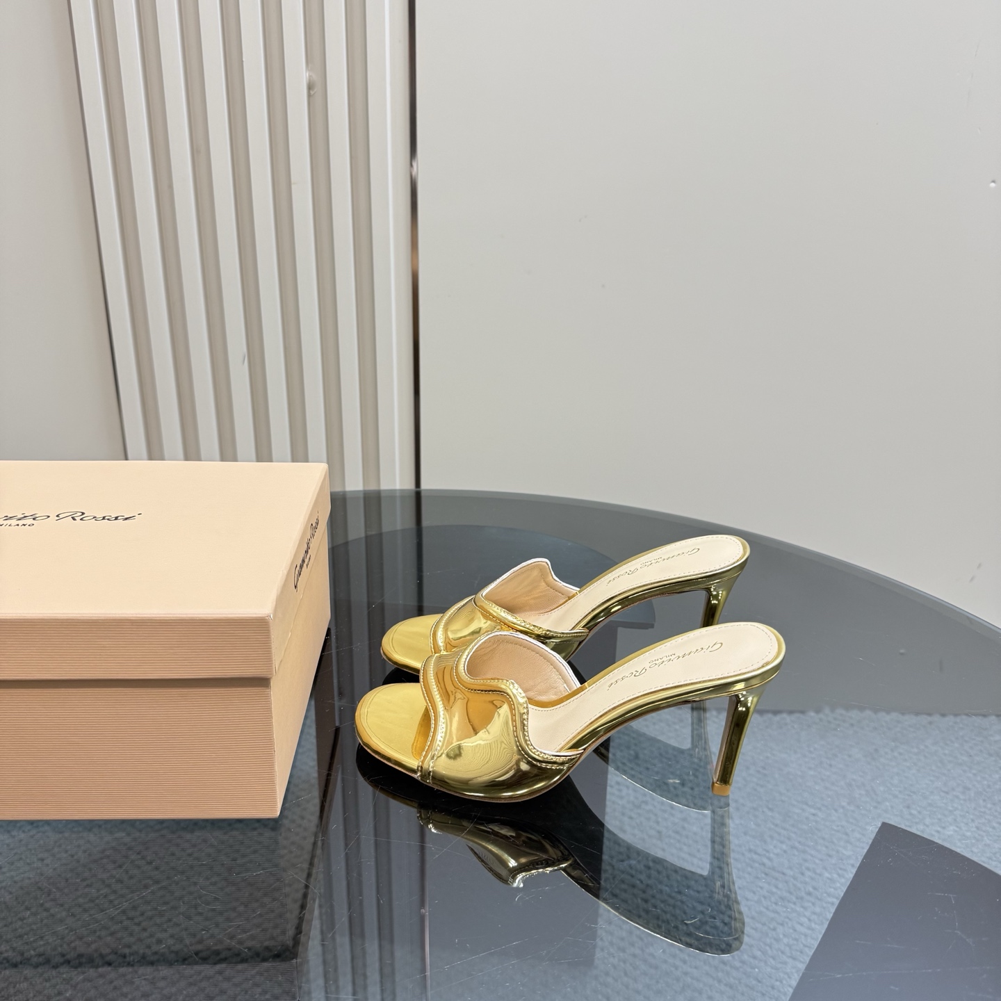 NO:265388,gianvito rossi 2025 new semi-trailer top version adds mystery and sexy. The high heel round toe shows elegant temperament, while the empty style exudes a touch of playfulness. When you wear it, every step seems to bloom on the stage, becoming the focus of attention. ____________________________________________________ * Full package. * Original custom patent leather upper * Floor pad sheepskin * Sole Italian leather outsole * Heel height 8.5cm * Size: 35-43 (40 41 42 custom-made non-return and exchange), high heels, sandals, high heels, sheepskin, Leather soles19860909gianvito rossi 2025新款半拖 顶级版本 增添了神秘与性感.高跟圆头展现出优雅气质,后空款式则透着一丝俏皮.穿上它,每一步都像是在舞台上华丽绽放,成为众人瞩目的焦点. _____________________________ * 全套包装. * 鞋面原版定制漆皮 * 垫脚 羊皮 * 鞋底 意大利真皮大底 * 跟高 8.5cm * 码数:35－43（40 41 42定做不退换）,高跟鞋凉鞋,sandals,high heels,sheepskin,Leather soles,Women's Shoes