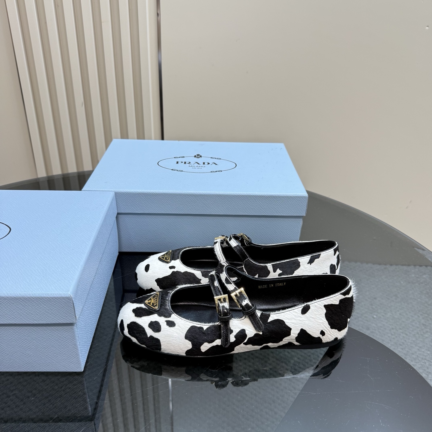 NO:260653,Top version with airplane box Prada/Prada classic triangle logo Leopard print Mary Jade shoes Street hot girl style Strong styling All high-end all black appearance European and American fashion essentials for all seasons!  Wearing skirts and pants every day is invincible and beautiful!  The upper is made of original custom horsehair, inner footbed mixed breed sheepskin, original imported cowhide sole, Size35-39 (customized by 40/41), ballet shoes, prada, prada, mary jane, skirts, cowhide, sheepskin19860909顶版 带飞机盒 Prada/普拉达经典三角标 豹纹玛丽珍鞋 街头辣妹风 造型感很强 高级感all black颜值 欧美时尚 四季必备款！ 日常随心搭配裙子 裤子 都无敌好看！ 鞋面采用原版定制马毛 内里垫脚混种羊皮 原意大利进口牛皮大底 Size35-39（40/41定制）,芭蕾舞鞋,prada,prada,mary jane,skirts,cowhide,sheepskin,Women's Shoes