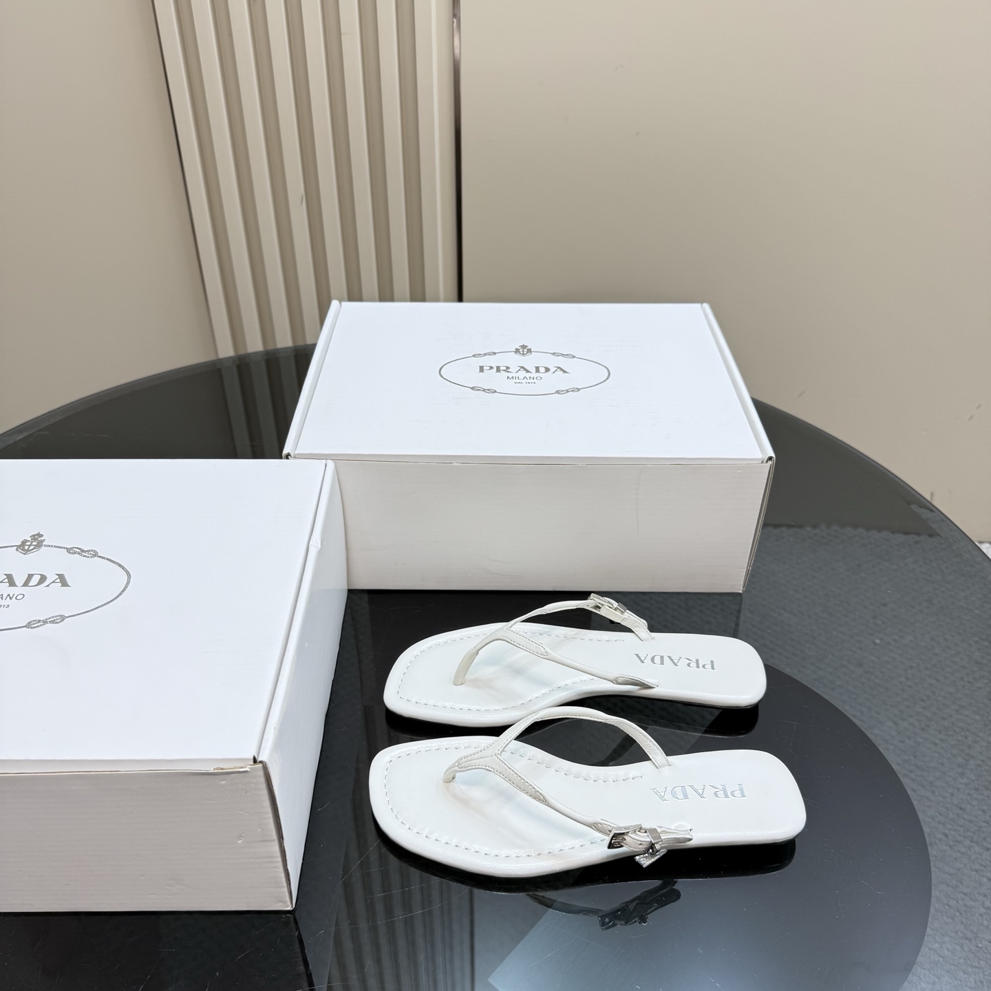 Prada 人字拖 羊皮 牛皮底 白色