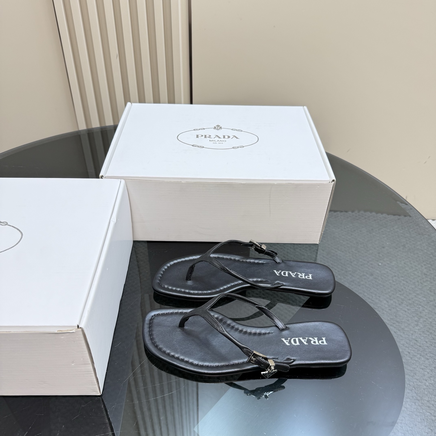 NO:260647,Prada/Prada 25WF new spring and summer products, foot-clip flip flops, simple and fashionable, relaxed and high-end feel, feel the summery sense of high-end outfit~ The fabric is made of original custom leather, the inner foot pads are all mixed sheepskin imported Italian cowhide sole size35-39 (customized by 40/41), split-toed shoes, prada, prada, slippers, cowhide, sheepskin19860909Prada/普拉达25WF春夏新品 夹脚人字拖鞋 简约即时髦 松弛的高级感 感受夏日感高级穿搭~ 面料采用原版定制皮料 内里垫脚均为混种羊皮 意大利进口牛皮大底 size35-39（40/41定制）,分趾鞋,prada,prada,slippers,cowhide,sheepskin,Women's Shoes