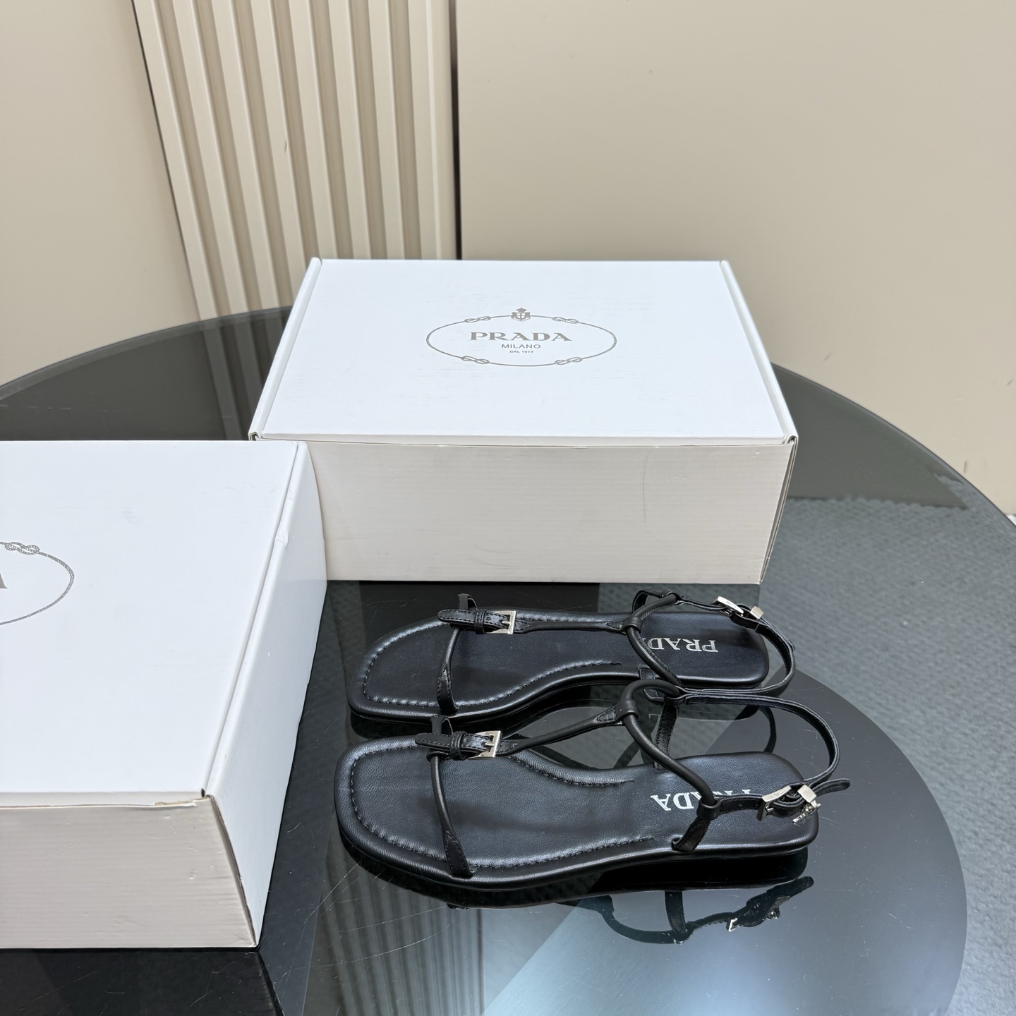 Prada 凉鞋 黑色 皮革 露趾 一字带