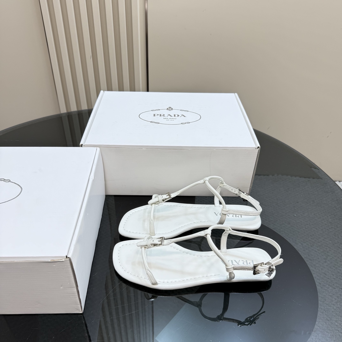 NO:260650,Prada/Prada 25WF new spring and summer sandals, simple and instant fashion, relaxed and high-end feel, feel the summery sense of high-end outfit~ The fabric is made of original custom leather, the inner foot pads are all mixed sheepskin imported Italian cowhide sole size35-39 (customized by 40/41), split-toed shoes, prada, prada, sandals, cowhide, sheepskin19860909Prada/普拉达25WF春夏新品凉鞋 简约即时髦 松弛的高级感 感受夏日感高级穿搭~ 面料采用原版定制皮料 内里垫脚均为混种羊皮 意大利进口牛皮大底 size35-39（40/41定制）,分趾鞋,prada,prada,sandals,cowhide,sheepskin,Women's Shoes