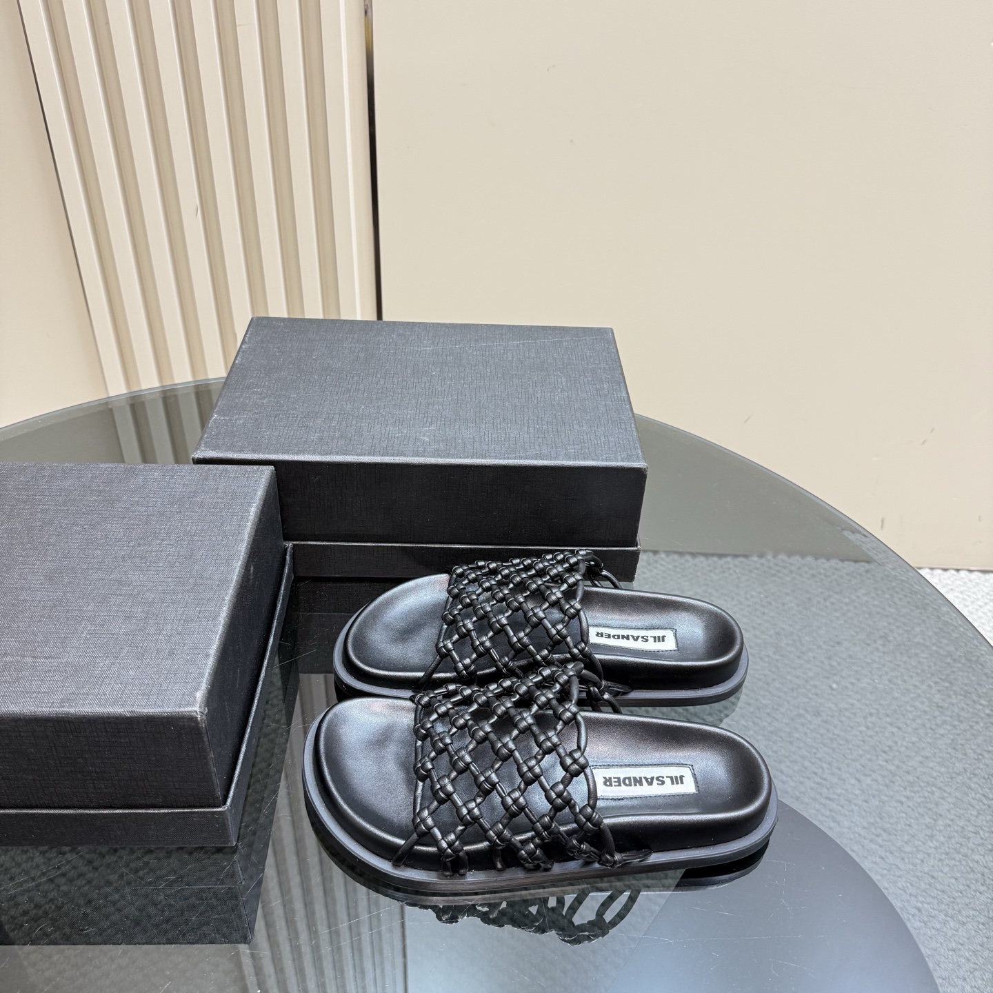 NO:260644,JilSander/JilSander 25WF spring and summer fishnet woven hollow slippers. I admire the designer's design this season. A pair of single shoes with two words engraved with fashionable words can be literary and fashionable. The dressing rate is too high. Hollow woven design. The entire upper is hand-woven. It looks very high and expensive. This is a real handmade shoe. The concave shape must have a sense of equipment!  The fabric is made of original custom-made hand-woven. The inner foot pads are all mixed-bred sheepskin imported from Italy. Size35-39 (40 customization), slippers, jil sander, jil sander, slippers, cowhide, sheepskin19860909JilSander/吉尔桑达25WF春夏 渔网编织镂空拖鞋 太佩服设计师这一季的计设了 一双刻着时髦两字的单鞋 可文艺可时髦 穿搭率实在太高了 镂空编织设计 整个鞋面全工手编织 一看就很高级很贵 这款可谓真是正的手工鞋 凹型造必备设感计十足！ 面料采用原版定制手工编织 内里垫脚均为混种羊皮 意大利进口牛皮大底 size35-39（40定制）,拖鞋,jil sander,jil sander,slippers,cowhide,sheepskin,Women's Shoes