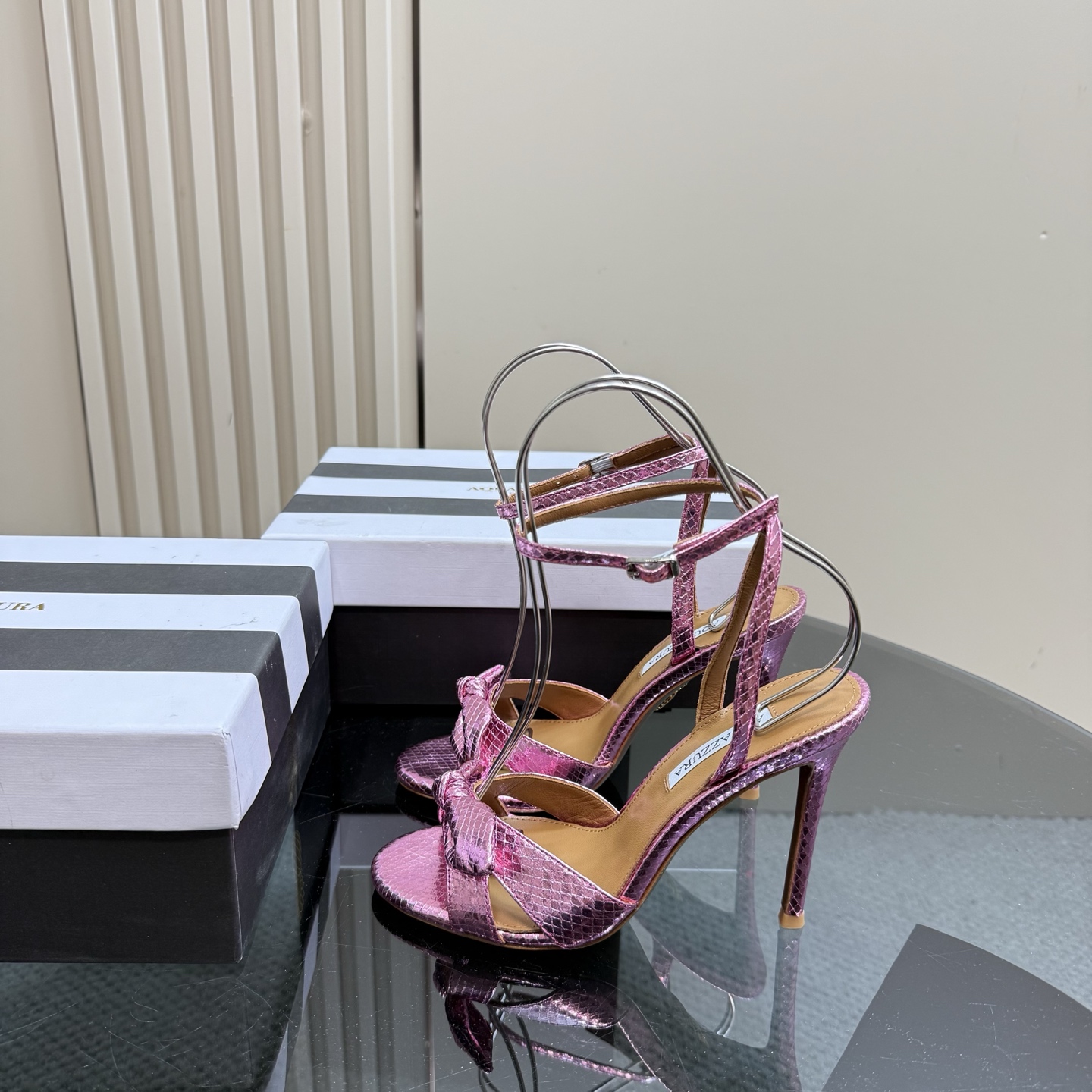 NO:260655,【Aquazzura】Purchase quality!  !  The original 2025 new bow snakeskin high heel sandals are definitely a treasure item in the fashion circle. The snakeskin elements are mysterious and wild, like elfs walking out of the jungle. The playful bows gently neutralize this unruly, sweetness and coolness perfectly. The high heel design is a bonus for aura. When you wear it, every step is full of confidence. Everyone's attention is the focus of their eyes everywhere. The fashion charm is almost overflowing from the screen!  __________________________________ Full set of packaging. Upper Yangjing/Snakeskin Lining Sheepskin Sole Italian leather outsole Heel height 10.5cm 8.5cm (8.5 heels are customized without return and exchange, orders are required, no note is required to default 10.5 heels are high) Size: 35-43 (40 41 42 43 custom-made without return and exchange), high heels, sandals, high heels, sheepskin, snakeskin, sheep, Leather soles19860909【Aquazzura】代购品质！！ 原版开发2025新款蝴蝶结蛇皮高跟凉鞋,绝对是时尚圈的宝藏单品.蛇皮元素自带神秘野性,好似丛林中走出的精灵.而那俏皮的蝴蝶结,又温柔地中和这份不羁,甜美与酷飒完美融合.高跟设计更是气场加成,穿上它,每一步都带着自信光芒,走到哪都是众人目光焦点,时尚魅力简直要溢出屏幕啦！ _____________________________ 全套包装. 鞋面羊京/蛇皮 衬里 羊皮 鞋底 意大利真皮大底 跟高 10.5cm 8.5cm（8.5跟定做不退换,下单需备注,没备注默认10.5跟高） 码数: 35－43（40 41 42 43定做不退换）,高跟鞋凉鞋,sandals,high heels,sheepskin,snakeskin,sheep,Leather soles,Women's Shoes