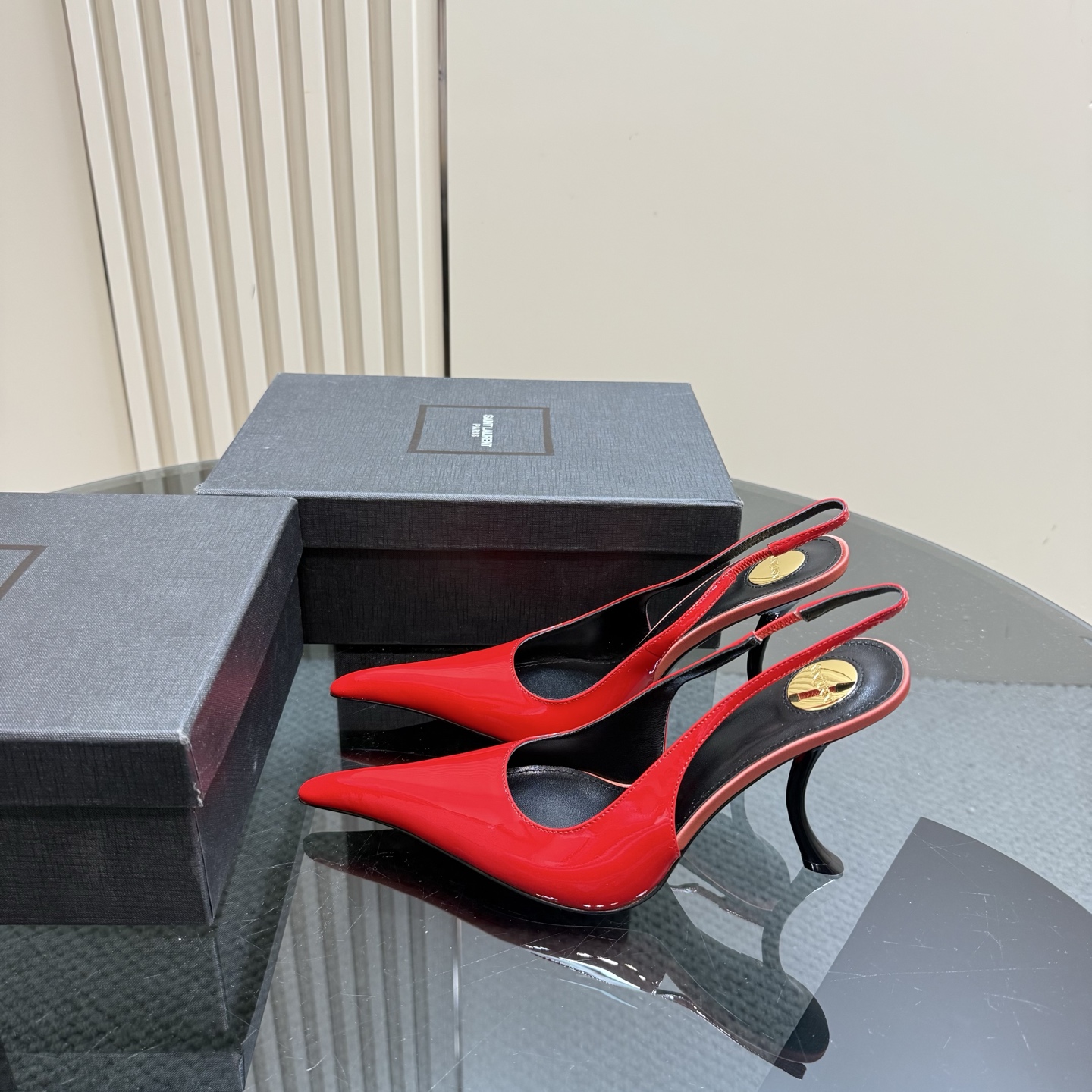 NO:260658,Saint Laurent | Beautiful high heels 25 spring style Who can refuse ysl high heels? It is known as the magic of men's death. You deserve to have fabric patent leather inner sheepskin sole cowhide elegant style to create a different feeling Heel height 9.5 cm counter packaging Simple and elegant style!  size. ｜35-39 (40 41 42 customized), high heels sandals, saint laurent, saint laurent, sandals, high heels, cowhide, sheepskin19860909圣罗兰 |绝美高跟  25春款 谁能拒绝ysl高跟鞋,号称斩男神奇,你值得拥有 面料 漆皮 内里 羊皮 鞋底 牛皮 优雅风格 创造不一样的感觉 跟高 9.5 cm 专柜包装 简约气质款式！ size. ｜35-39（40 41 42 定制）,高跟鞋凉鞋,saint laurent,saint laurent,sandals,high heels,cowhide,sheepskin,Women's Shoes