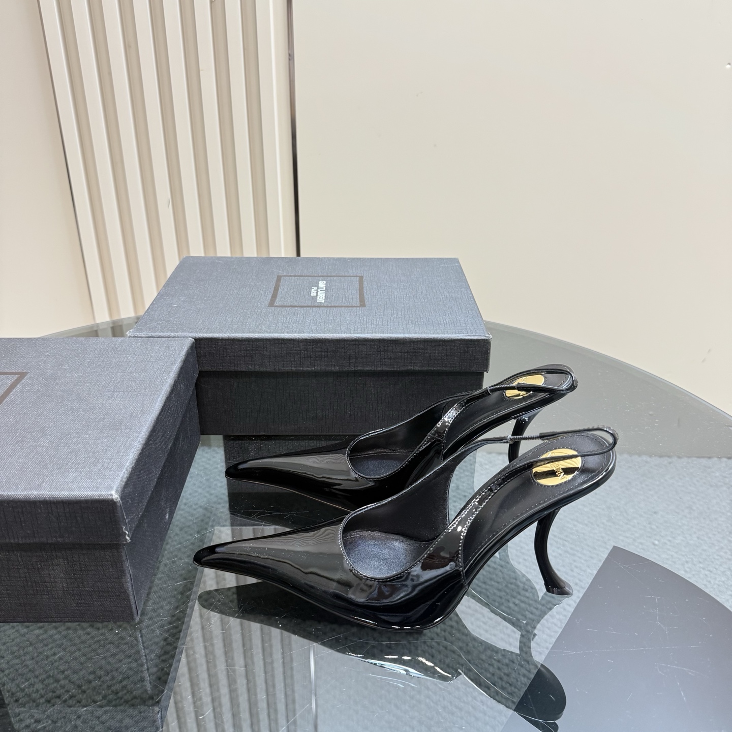 NO:260661,Saint Laurent | Beautiful high heels 25 spring style Who can refuse ysl high heels? It is known as the magic of men's death. You deserve to have fabric patent leather inner sheepskin sole cowhide elegant style to create a different feeling Heel height 9.5 cm counter packaging Simple and elegant style!  size. ｜35-39 (40 41 42 customized), high heels sandals, saint laurent, saint laurent, sandals, high heels, cowhide, sheepskin19860909圣罗兰 |绝美高跟  25春款 谁能拒绝ysl高跟鞋,号称斩男神奇,你值得拥有 面料 漆皮 内里 羊皮 鞋底 牛皮 优雅风格 创造不一样的感觉 跟高 9.5 cm 专柜包装 简约气质款式！ size. ｜35-39（40 41 42 定制）,高跟鞋凉鞋,saint laurent,saint laurent,sandals,high heels,cowhide,sheepskin,Women's Shoes