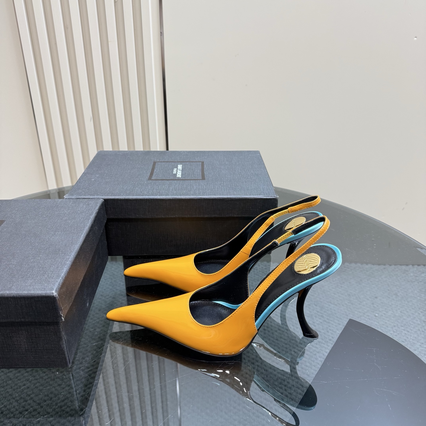 NO:260664,Saint Laurent | Beautiful high heels 25 spring style Who can refuse ysl high heels? It is known as the magic of men's death. You deserve to have fabric patent leather inner sheepskin sole cowhide elegant style to create a different feeling Heel height 9.5 cm counter packaging Simple and elegant style!  size. ｜35-39 (40 41 42 customized), high heels sandals, saint laurent, saint laurent, sandals, high heels, cowhide, sheepskin19860909圣罗兰 |绝美高跟  25春款 谁能拒绝ysl高跟鞋,号称斩男神奇,你值得拥有 面料 漆皮 内里 羊皮 鞋底 牛皮 优雅风格 创造不一样的感觉 跟高 9.5 cm 专柜包装 简约气质款式！ size. ｜35-39（40 41 42 定制）,高跟鞋凉鞋,saint laurent,saint laurent,sandals,high heels,cowhide,sheepskin,Women's Shoes