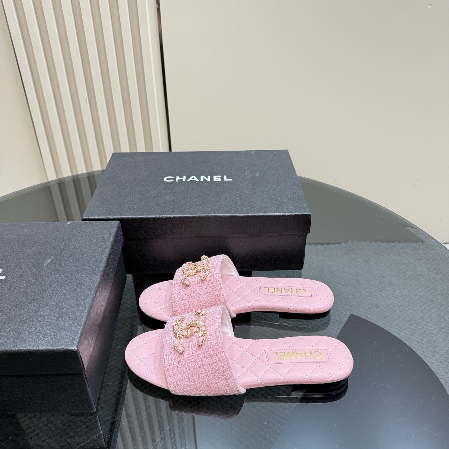 NO:260652,CHANE*｜Xiaoxiang Classic Spring and Summer Double C Chain Buckle Slippers Fans of slippers are here again. You can contract your whole summer fashion. Classic diamond chain element design. A strong medium-class elegance. It is great to match with any style. It adds a lot of noble temperament!  The upper is made of original custom fabric. The inner lining and footrest are lambskin. Italian imported cowhide sole. Size35-39 (customized by 40/41), slippers, chanel, slippers, cowhide, sheepskin19860909CHANE*｜小香经典春夏 双C链条扣拖鞋 拖鞋的狂热爱好者又来了 可以承包你一整个夏天的时髦 经典菱格链条元素设计 浓浓的中古典雅气息 搭配任何风格都很赞 增添了许多高贵气质！ 鞋面采用原版定制布料 内里和垫脚均是小羊皮 意大利进口牛皮大底 Size35-39（40/41定制）,拖鞋,chanel,slippers,cowhide,sheepskin,Women's Shoes