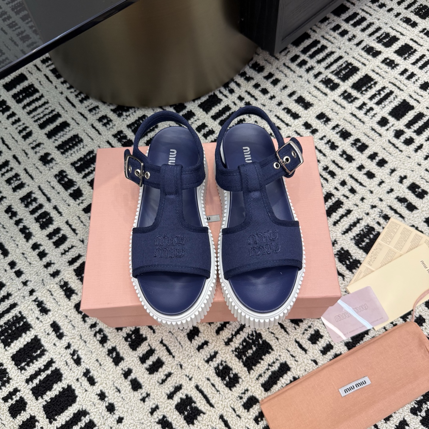 NO:260646,MIUMIU 2025 Midsummer Haute Couture·Dream Fairy Shopping Original High-end Edition｜Details are so demanding that the luxury art of millimeters*This season's MIUMIU women's sandals are love poems written for the toes!  The original imported fabric is as light as clouds, and is paired with ** three-dimensional embroidery MIUMIU logo**. Each needle is a high-quality language. ** hand-wrapped craftsmanship** outlines a smooth outline, and the adjustable heel is elastic, allowing elegance and comfort to be perfectly symbiosis. ** 5cm water table   original TPU sole**, the steps are fresh but as stable as private customization, and the ankle lines are more slender. From 35 to 40 sizes, different foot types can find 