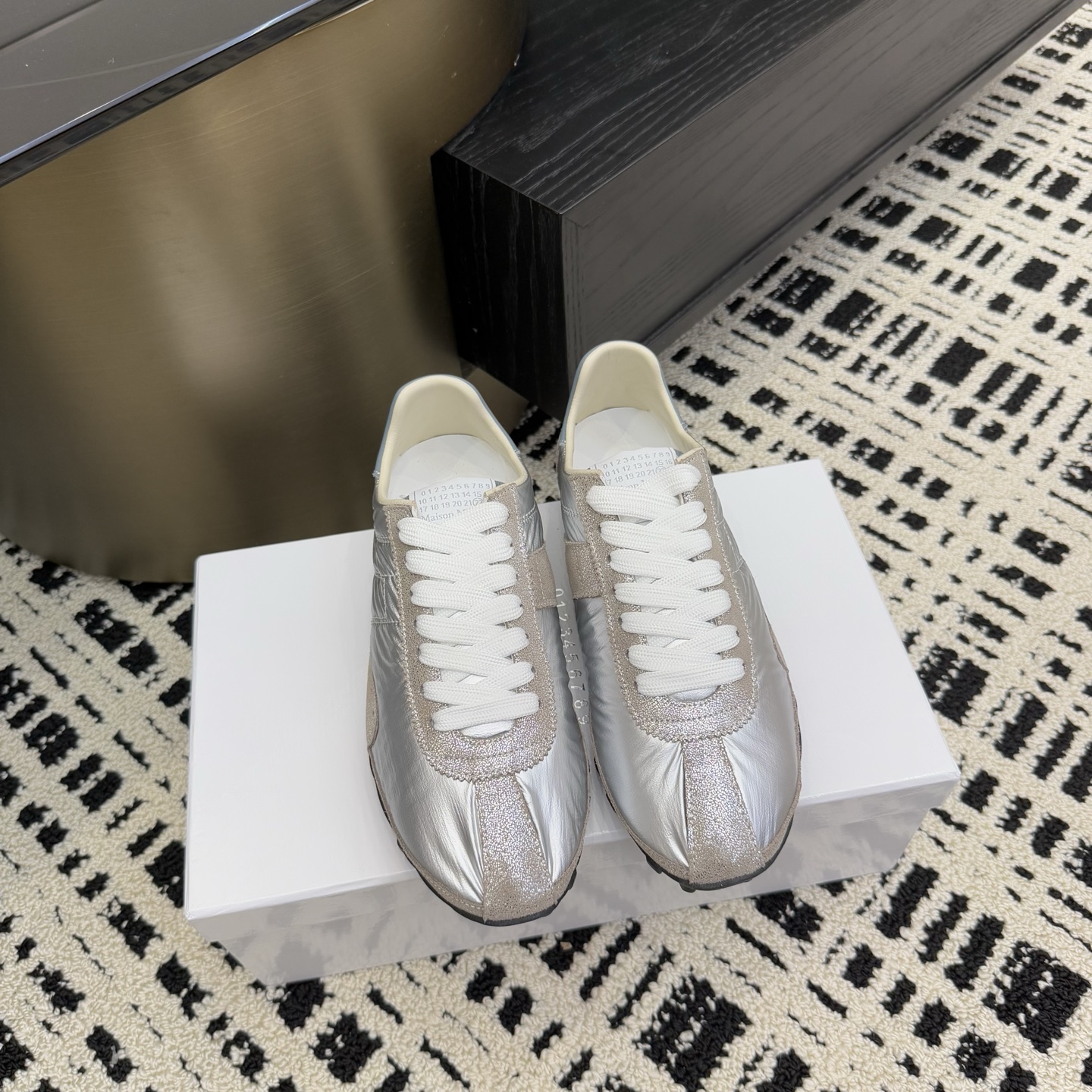 NO:260640,Maison Margiela 2025 Spring and Summer Series Couple Forrest Gump Shoes De Training Shoes! The outline of the new Sprinters sneakers is made of old-fashioned nylon and retro-treated suede, and is inspired by retro running shoes. Through old-fashioned, stitching, splicing and other processes, it gives the item a new life and beauty. The tongue is decorated with a classic digital logo, paired with an anti-slip nail sole, and the tail is decorated with an iconic white stitching logo, full of craftsmanship. Fabric: cowhide mesh Niujing Original rubber outsole Size: 35-39 40-44 (for women 40 men 45 custom made) with original consistent packaging, casual shoes/sports shoes, masion margiela, sneakers, cowhide, chamois leather19860909Maison Margiela 马吉拉2025春夏系列情侣款阿甘鞋德训鞋! 新款Sprinters运动鞋轮廓采用做旧感尼龙与复古处理麂皮制成,灵感来源于复古跑鞋.通过做旧、缝线、拼接等工艺,赋予单品新的生命和美感.舌头饰有经典的数字标志,搭配有防滑的钉状鞋底,鞋尾饰有标志性的白色缝线logo,充满工艺感. 面料:牛皮网布牛京 原版橡胶大底 码数:35-39 40-44(女40男45定做) 配原版一致包装,休闲鞋/运动鞋,masion margiela,sneakers,cowhide,chamois leather,Women's Shoes