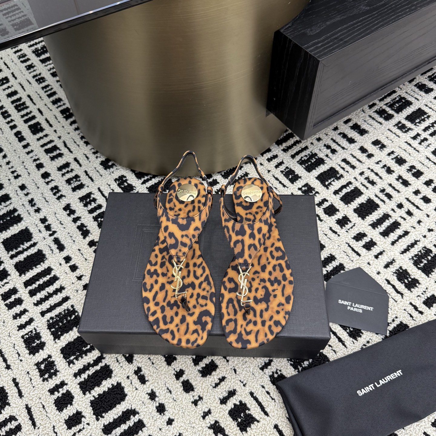 NO:260657,Saint Laurent/Saint Laurent 25ss Spring and summer new foot sandals, exquisite and fashionable essentials, upper is made of original custom material, tiptoe mixed-bred sheepskin in the inner imported Italian leather outsole Size35-39 (customized by 34/40), split-toe shoes, saint laurent, saint laurent, sandals, sheepskin, Leather soles19860909Saint Laurent/圣罗兰25ss 春夏新品夹脚凉鞋 精致时髦精必备单品 鞋面采用原版定制材质 内里踮脚混种羊皮 意大利进口真皮大底 Size35-39（34/40定制）,分趾鞋,saint laurent,saint laurent,sandals,sheepskin,Leather soles,Women's Shoes