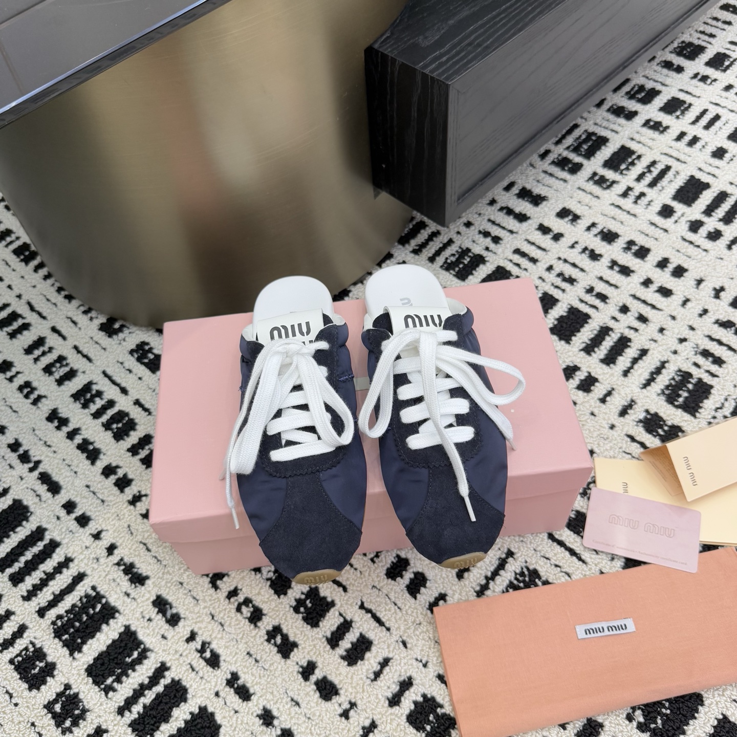 NO:260651,Top version of cloth and leather MIUMIU Baotou, the official website synchronizes the higher version!  The original cowhide fabric is matched with exquisite bud edges, and every inch of leather exudes a low-key luxury, which is 