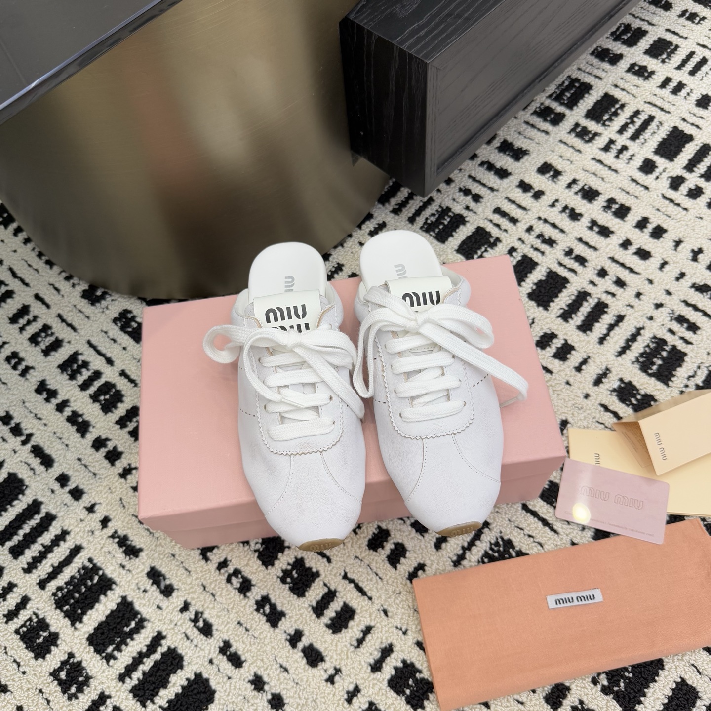 NO:260648,Top version of cloth and leather MIUMIU Baotou, the official website synchronizes the higher version!  The original cowhide fabric is matched with exquisite bud edges, and every inch of leather exudes a low-key luxury, which is 