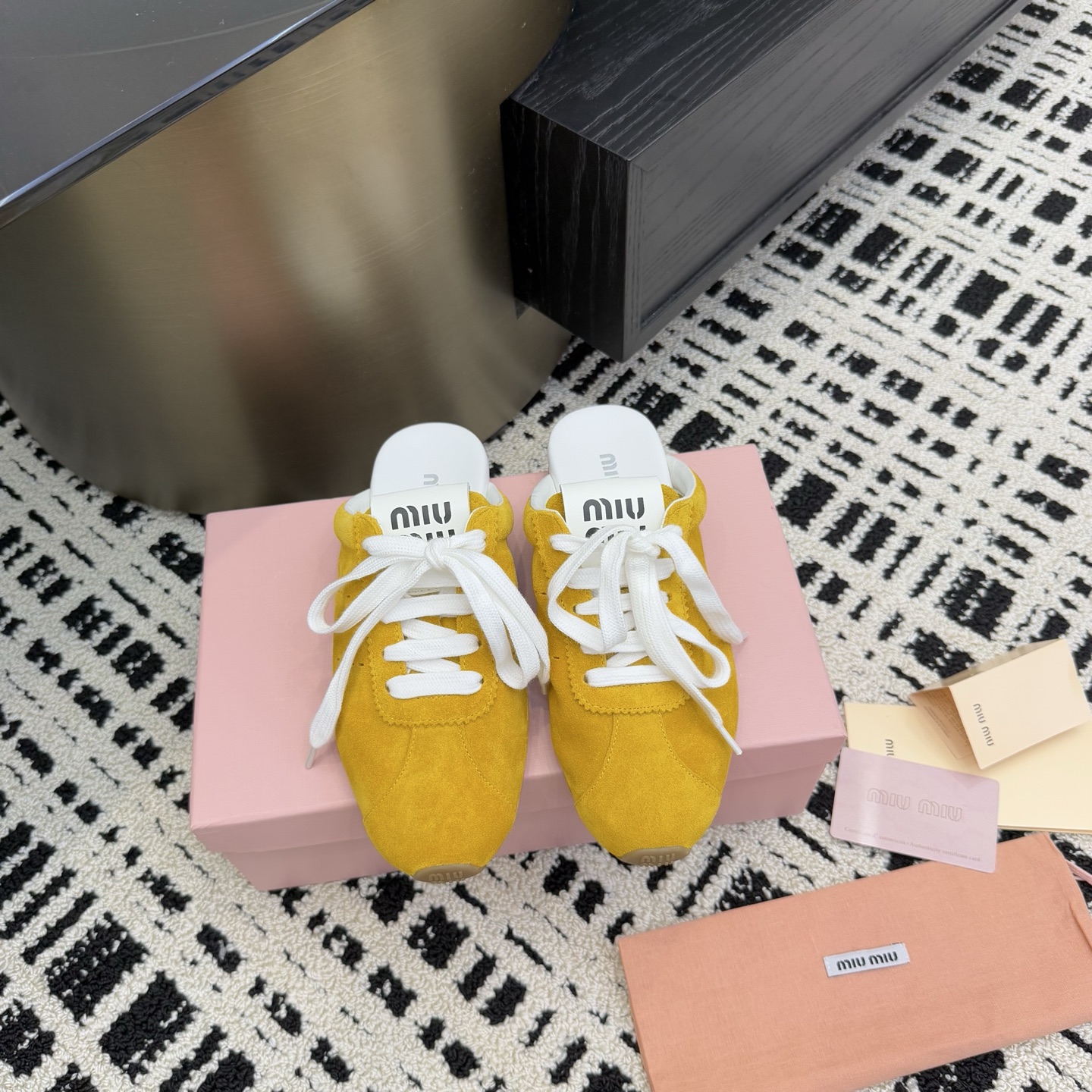 NO:260645,Top version of cloth leather MIUMIU Baotou, the official website synchronizes the higher version!  The original cowhide fabric is matched with exquisite bud edges, and every inch of leather exudes a low-key luxury, which is 