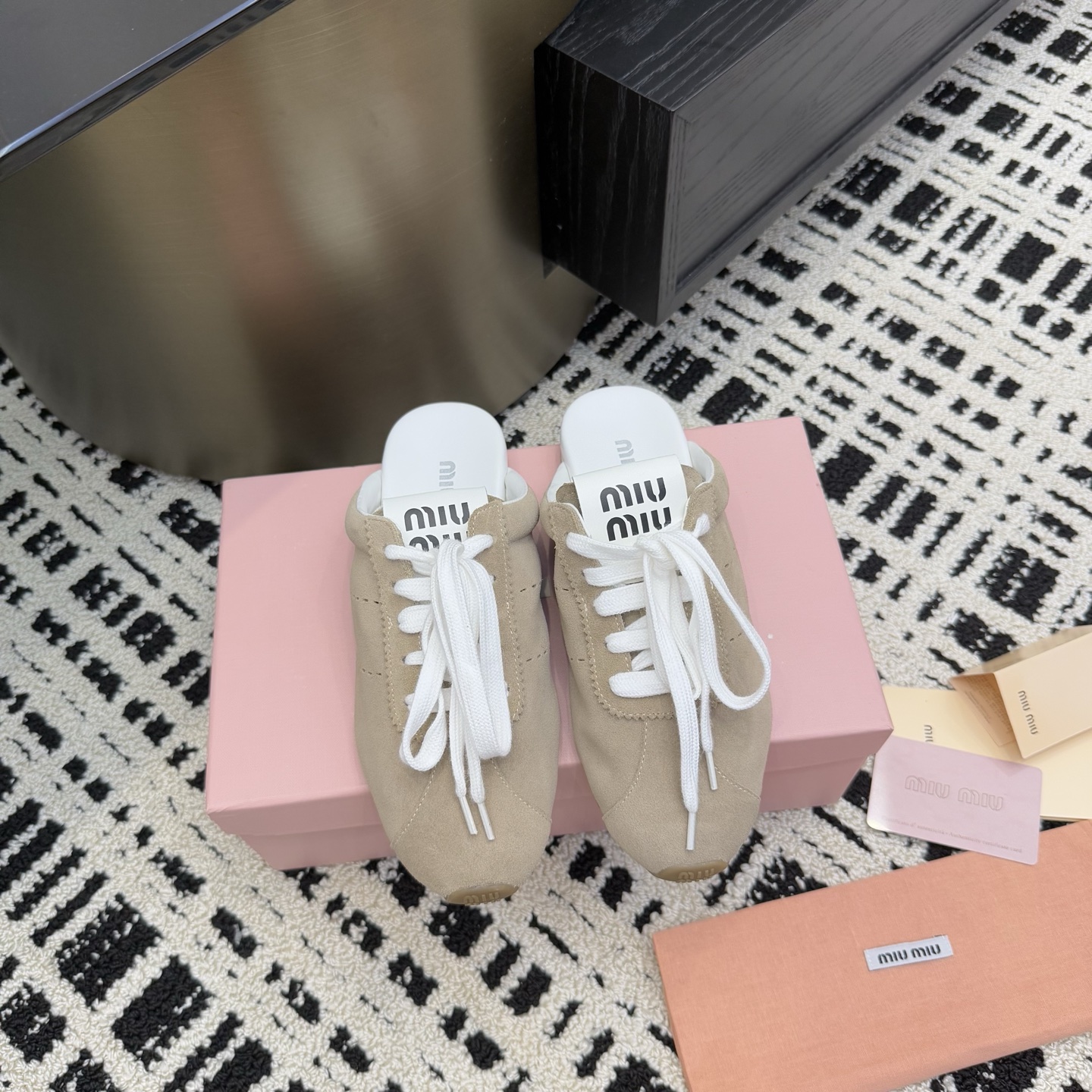 NO:260654,Top version of cloth and leather MIUMIU Baotou, the official website synchronizes the higher version!  The original cowhide fabric is matched with exquisite bud edges, and every inch of leather exudes a low-key luxury, which is 