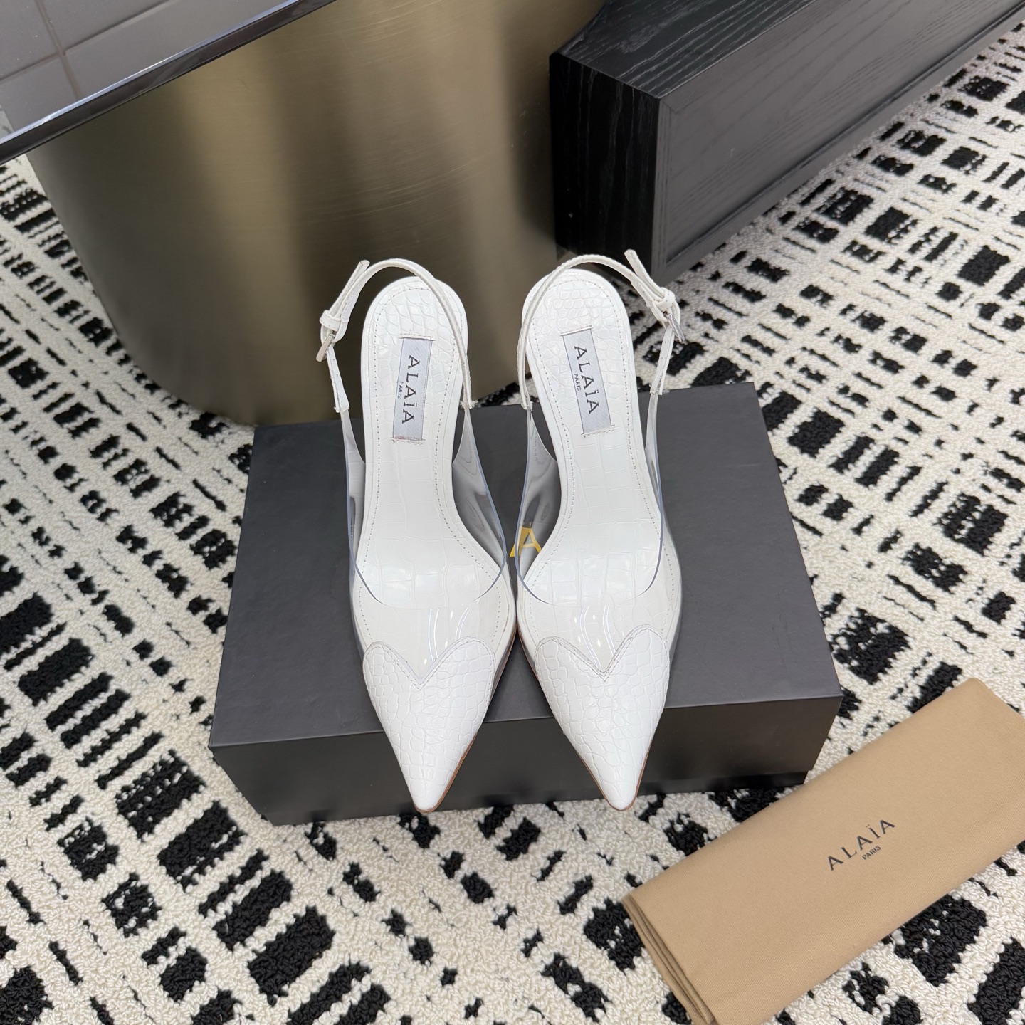 NO:260642,ALAA | HIGH LOVE high heels|||ALAA | HIGH LOVE High love high heels for the outside network are here~ This PVC high heels are made of exquisite heart-shaped decoration. The brand's new kitten heels are casual, comfortable and fashionable and neat. Various colors and match different occasions. Overseas bloggers have a pair of hands. Original custom upper PVC inner sheepskin original custom heels 10.5cm sole genuine leather size 35-39 (40.41.42.43 customization), high heels sandals, sandals, high heels, sheepskin19860909ALAA | HIGH LOVE高跟鞋|||ALAA | HIGH LOVE 外网大博人手一双的high love高跟鞋来啦~ 这款PVC高跟鞋采用精美心形装饰搭配 品牌全新的小猫跟,优雅鞋型 休闲舒适兼备具时髦利落 多种颜色搭配不同场合 海外博主人手一双 鞋面原装定制PVC 内里羊皮 鞋跟原版定制10.5cm 鞋底真皮 码数35-39（40.41.42.43 定制）,高跟鞋凉鞋,sandals,high heels,sheepskin,Women's Shoes