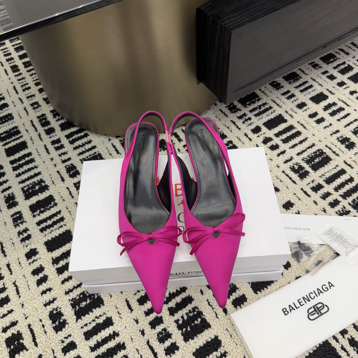 NO:262809,Balenciaga｜Balenciaga New pointed-toe bow sandals Fabric: cowhide, silk The inner is sheepskin Heel height 4cm Italian imported cowhide outsole Size 35-39 (40 customization), high heels sandals, balenciaga, balenciaga, sandals, high heels, cowhide, sheepskin, real silk19860909Balenciaga｜巴黎世家 新品尖头蝴蝶结凉鞋 面料:牛皮,真丝 内里是羊皮 跟高4cm 意大利进口牛皮大底 码数35-39（40定制）,高跟鞋凉鞋,balenciaga,balenciaga,sandals,high heels,cowhide,sheepskin,real silk,Women's Shoes