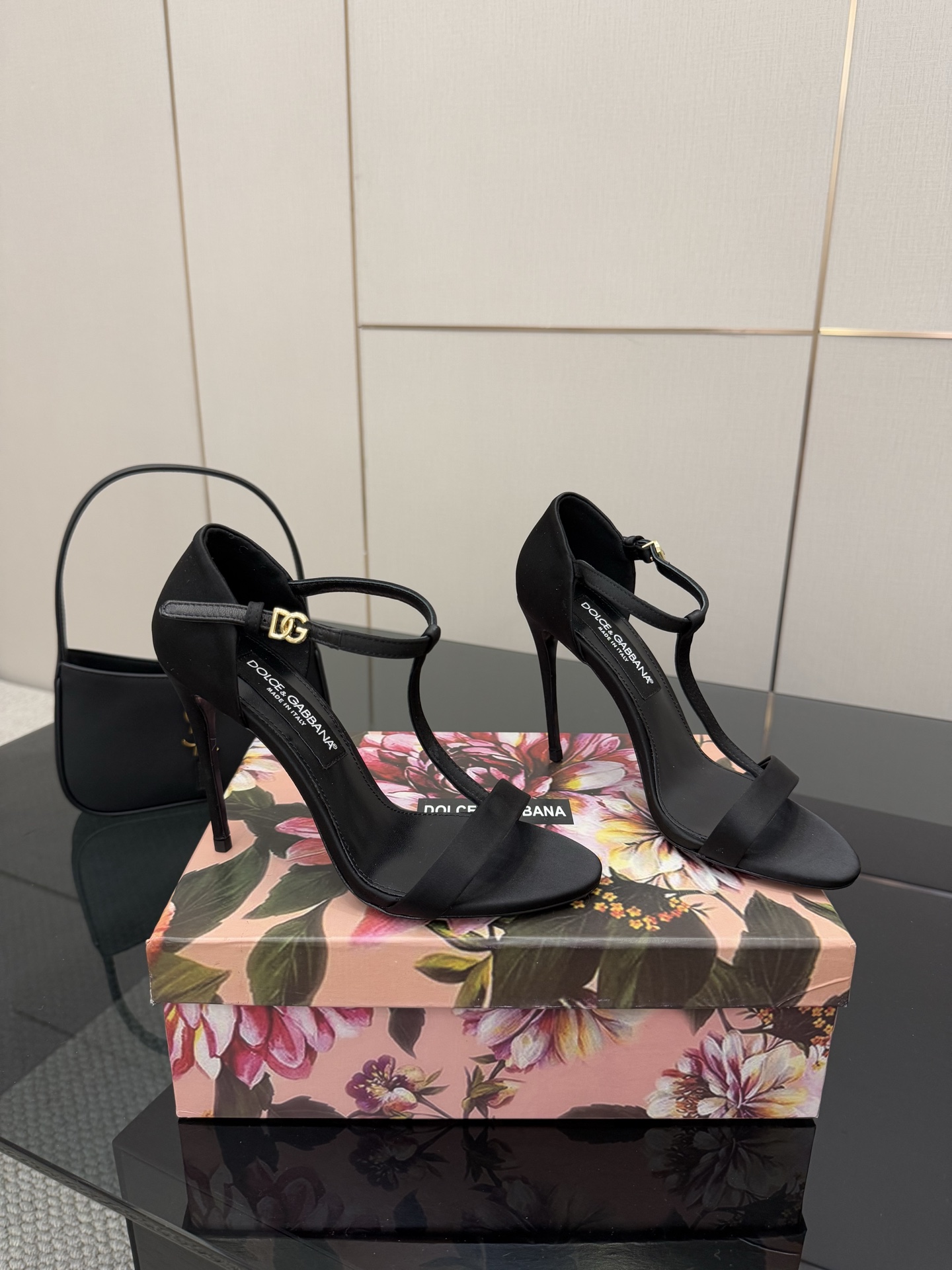Dolce & Gabbana 25SS Sheepskin Heels with Gold Badge, Size 35-41, $675 - 图片 1