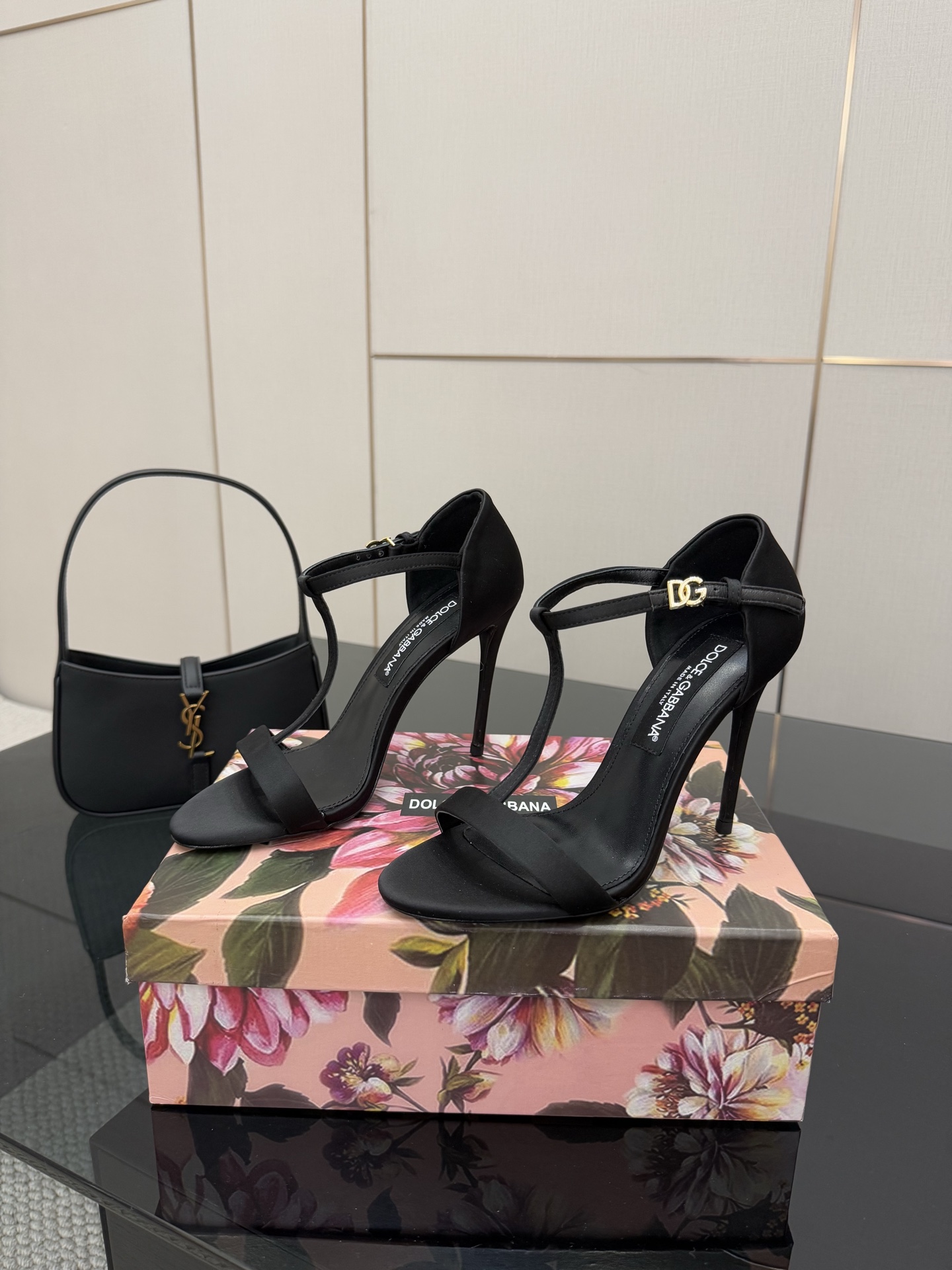 Dolce & Gabbana 25SS Sheepskin Heels with Gold Badge, Size 35-41, $675 - 图片 3