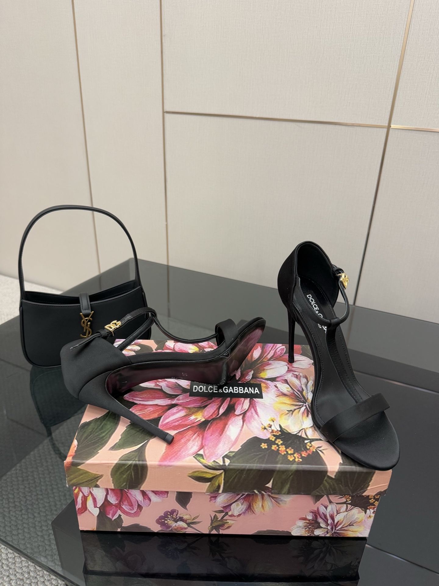 Dolce & Gabbana 25SS Sheepskin Heels with Gold Badge, Size 35-41, $675 - 图片 4