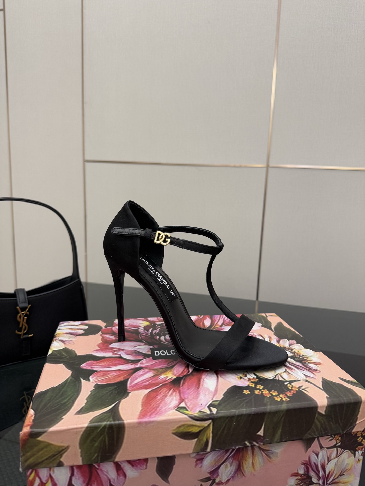 Dolce & Gabbana 25SS Sheepskin Heels with Gold Badge, Size 35-41, $675 - 图片 6