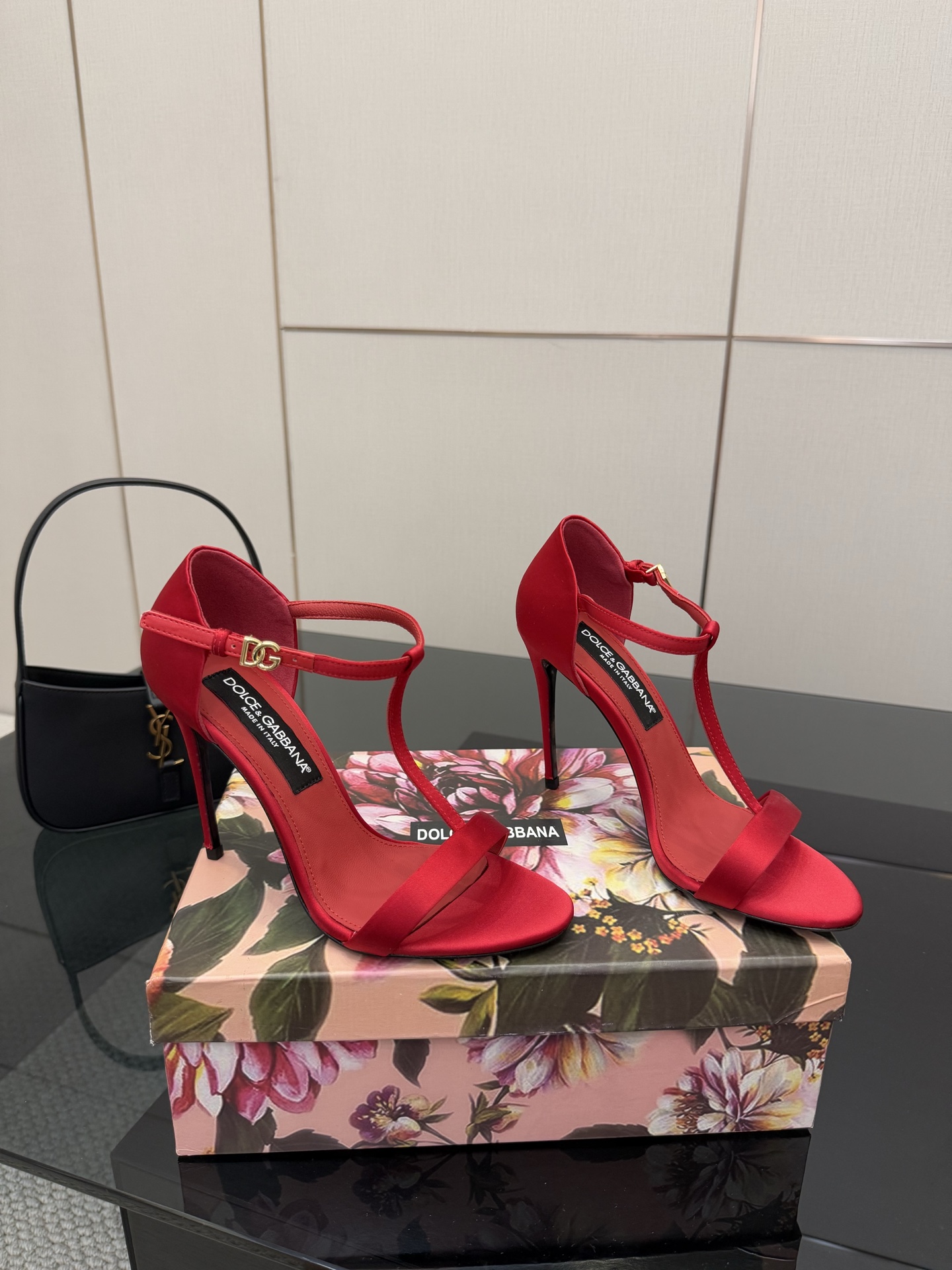 Dolce & Gabbana 25SS Sheep Skin Heels with Gold Badge, 11cm High. - 图片 1