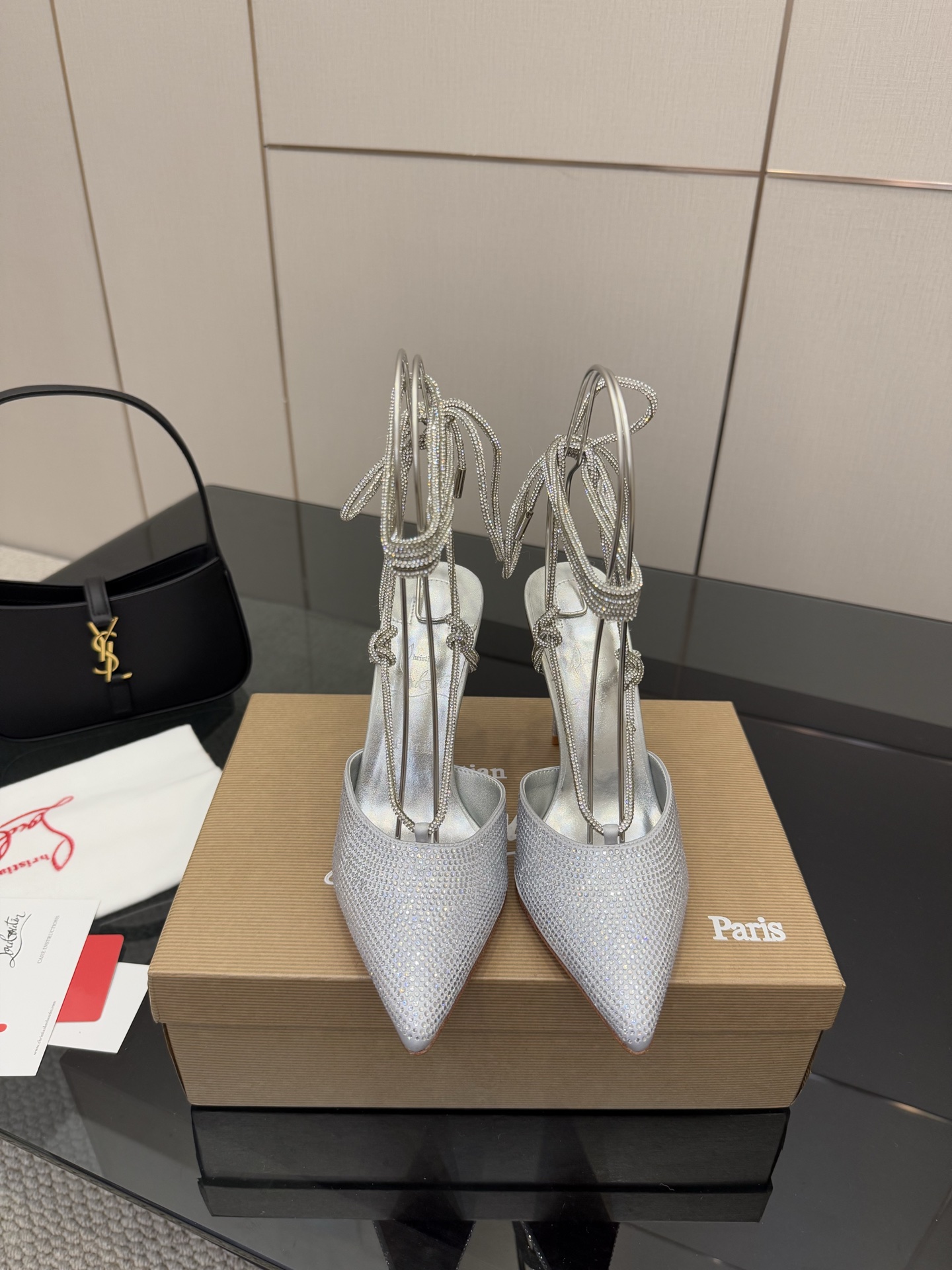 NO:262820,Christian Louboutin CL red sole shoes‖ Global limited edition!  Blessings from Las Vegas are inspired by the colorful neons in Las Vegas. Handmade, exquisite craftsmanship collection-level works. Absolutely eye-catching existence. Crystal straps surround the ankle heels and embellish Czech diamonds. They are as bright as the galaxy stars. Fashionable and avant-garde. Very exquisite. So beautiful, so beautiful, so beautiful, so beautiful, so beautiful, so stilettos fashion sandals. They cannot resist at all. Sexy goddess releases invincible femininity. Bright red bottoms are like the red carpet that the queen steps on when she reaches the top. It is full of aura in minutes. Whether in love or in the workplace, it is very popular and very feminine!  Suitable for all kinds of parties Unbeaten classic, one-to-one open mold customization, fabric original material, imported soft sheepskin inner footbed, outsole original uniform leather sole, heel height 8.5cm, Color silver, classic black, pink, Size 35-39 (40/41/42/43 custom made without return) standard code, packaging with cloth bags, cards, high heels, sandals, christian louboutin, christian louboutin, sandals, high heels, sheepskin19860909ChristianLouboutin路铂廷 CL红底鞋‖ 全球限量！来自拉斯维加斯的祝福灵感来自拉斯维加斯的炫彩霓虹 手工制作,精致工艺收藏级作品 绝对吸睛的存在 水晶绑带环绕脚踝鞋跟点缀捷克钻 闪闪亮亮如银河繁星 时尚前卫 非常精致 太美了太美了太美了 细高跟时装凉鞋 根本抵抗不了 性感女神 释放无敌女人味 艳丽红底 就像女王登顶时踩着的红毯 分分钟气场全开 不论情场还是职场 一红到底 格外的引人入胜 女人味十足！适合各种聚会 不败的经典 全原版一比一开模定制 面料原版材料 内里进口柔软绵羊皮内里垫脚 大底原版一致真皮底 跟高8.5cm Color银色 经典黑 粉红 Size 35-39（40/41/42/43定做不退换）标准码 包装配布袋、卡片,高跟鞋凉鞋,christian louboutin,christian louboutin,sandals,high heels,sheepskin,Women's Shoes