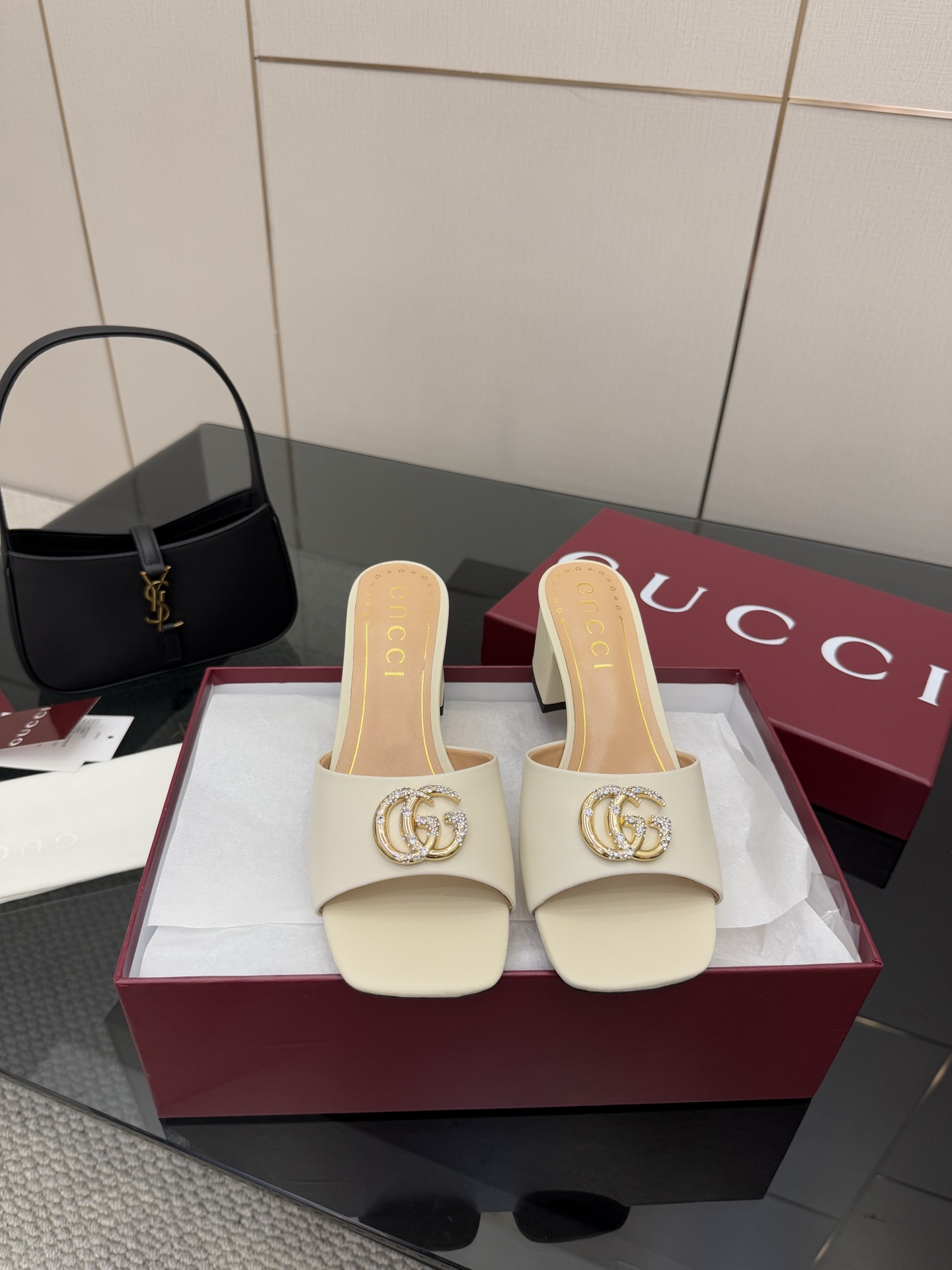 NO:262814,Gucc* Classic rhinestone double G jacquard slippers The original version is purchased and developed exclusive version. Customized double G jacquard eco-friendly washing tannin fabric with high-end brown piping splicing. No color difference from ZP. Customized metal rhinestone double G buckles with open mold. Full of retro feel and extremely comfortable. Super delicate and white!  The fabric is made of original custom material. The inner foot pads are all mixed-bred sheepskin. Imported genuine leather sole from Italy. Heel height is 5.5cm. Size 35-39 (customized by 40/41/42), high heels and slippers, gucci, high heels, slippers, sheepskin19860909Gucc* 经典水钻双G提花拖鞋 原版购入开发独家版本 鞋面定制双G提花环保水洗丹宁面料 高级棕色滚边拼接 与ZP无色差质地 开模定制金属水钻双G扣 复古感十足 舒适度极高 上脚超秀气显白！ 面料采用原版定制材质 内里垫脚均为混种羊皮 意大利进口真皮鞋底 跟高5.5cm 码数35-39（40/41/42定制）,高跟鞋拖鞋,gucci,high heels,slippers,sheepskin,Women's Shoes