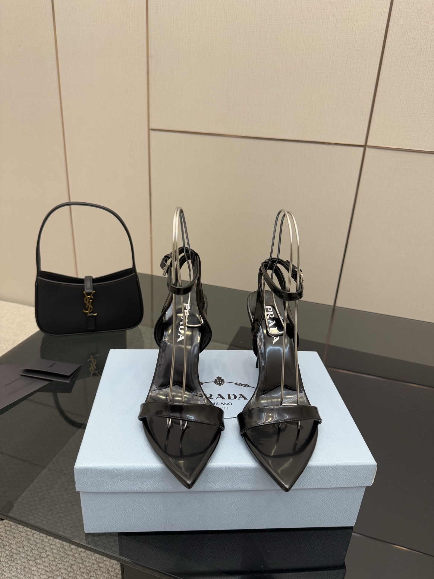 NO:264570,PRADA/Prada Classic Spring and Summer Triangle Sandal Series Simple design is probably its favorite point. It is not the kind that is rampant. It has its own brand personality. The fabric is made of open-edge beads, inner footbed mixed-bred sheepskin imported from Italy. Size35-39 (customized by 40/41), high heels sandals, prada, prada, sandals, high heels, cowhide, sheepskin19860909PRADA/普拉达 经典春夏 三角标凉鞋系列 简单的设计大概就是它最让人喜欢的点 不是烂大街的那种 很有自己的品牌个性 面料采用开边珠 内里垫脚混种羊皮 意大利进口牛皮大底 Size35-39（40/41定制）,高跟鞋凉鞋,prada,prada,sandals,high heels,cowhide,sheepskin,Women's Shoes