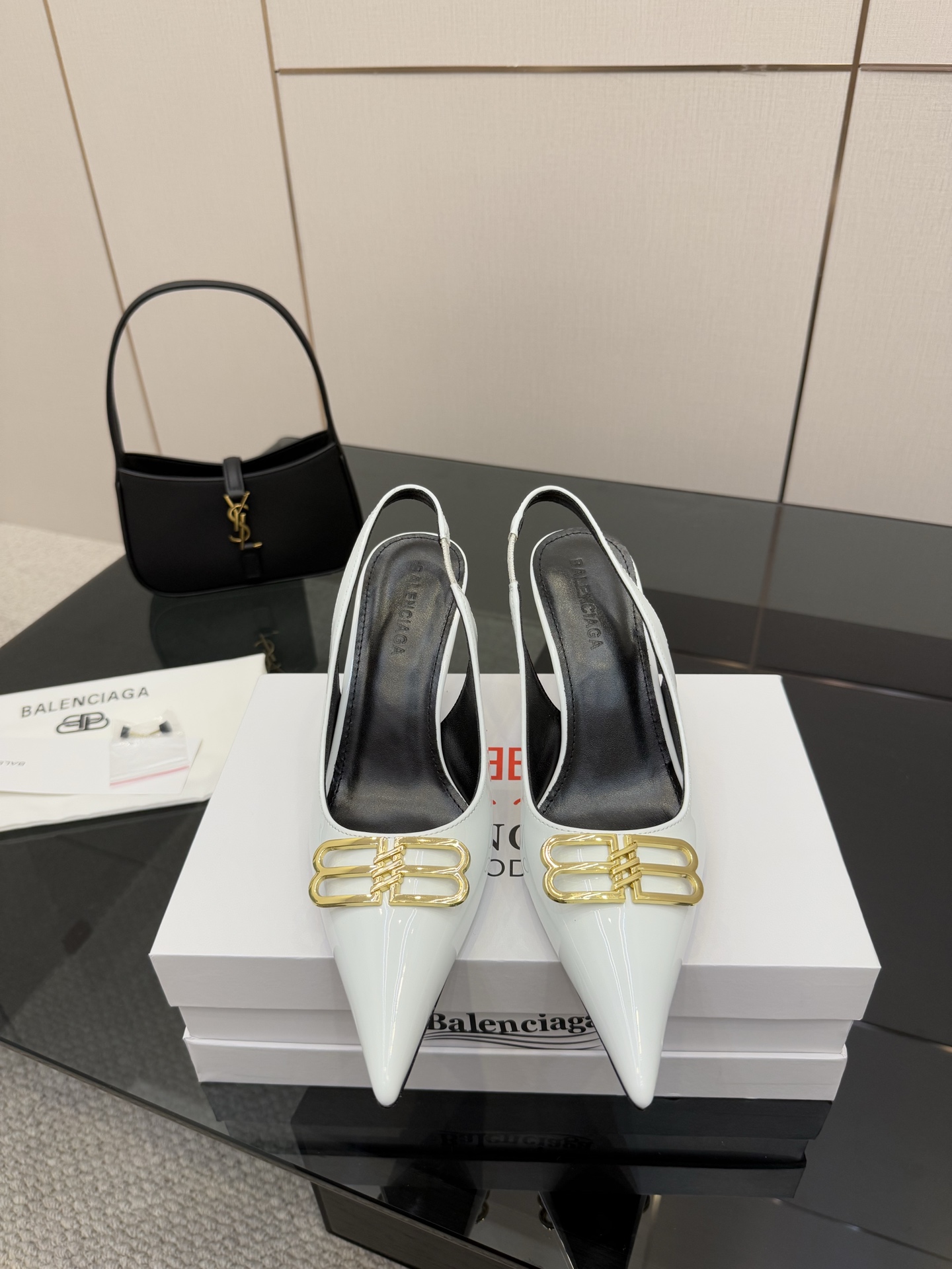 NO:264552,Balenciaga｜Balenciaga New pointed metal button sandals Fabric: patent leather The foot pad is sheepskin inside, heel height 8.5cm Italian imported cowhide outsole size 35-39 (40 customization), high heels sandals, balenciaga, balenciaga, sandals, high heels, cowhide, sheepskin19860909Balenciaga｜巴黎世家 新品尖头金属扣凉鞋 面料:漆皮 垫脚内里是羊皮 跟高8.5cm 意大利进口牛皮大底 码数35-39（40定制）,高跟鞋凉鞋,balenciaga,balenciaga,sandals,high heels,cowhide,sheepskin,Women's Shoes