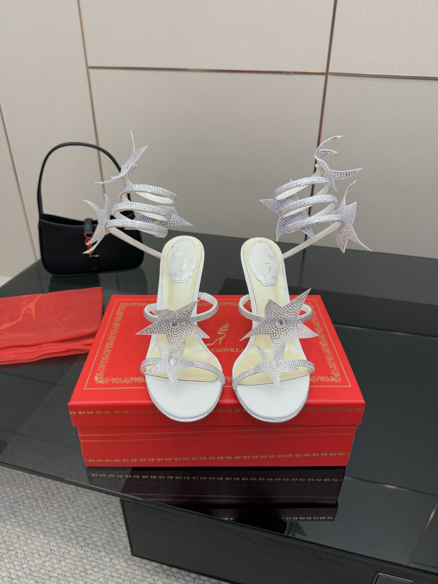 NO:264936,Top version R C | Latest RC MARGOT series, fairy snake strap crystal high heels women's sandals, iconic spiral snake lace new version, tulle five-pointed star rhinestone inlay, gently inhabiting snake lace and crystal upper, shining brightly and full of fairy spirit. Simple but hidden mystery, a little light, the entire upper sparkles and shines brightly. Whether it is a warm and lively party or a dim and ambiguous occasion, you can easily grasp it. High-version new spring and summer style, charming and gorgeous top hard goods, annual heavyweight store boutique!  Original fabric custom-grade silk   Cleo crystal diamond   mesh diamond five-pointed star diamond Inner: pearlescent sheepskin Color black Silver White Black and white Size 35-39 (34/40/41/42/43 Customized non-return and exchange) Standard code Packaging with cloth bags, cards, spare diamonds, high heels, sheepskin, real silk19860909顶级版 R C | 最新RC MARGOT系列,仙女蛇形绑带水晶高跟鞋女士凉鞋,标志性螺旋蛇型系带新版,薄纱五角星水钻嵌饰,轻柔栖息于蛇形系带和水晶鞋面上,光彩熠熠,仙气十足 简约却暗藏玄机,一点点灯光,整个鞋面波光粼粼,熠熠生辉.无论是在温暖热闹的派对,还是昏暗暧昧的场合,都轻松拿捏 高版本 春夏新款,魅惑华丽的顶级硬货,年度重量级镇店精品！ 面料原版定制级真丝 克里奥水晶钻 网钻五角星钻 内里:珠光羊皮里 Color黑色 银色 白色 黑配白 Size 35-39（34/40/41/42/43定做不退换）标准码 包装配布袋、卡片、备用钻,高跟鞋凉鞋,sandals,high heels,sheepskin,real silk,Women's Shoes