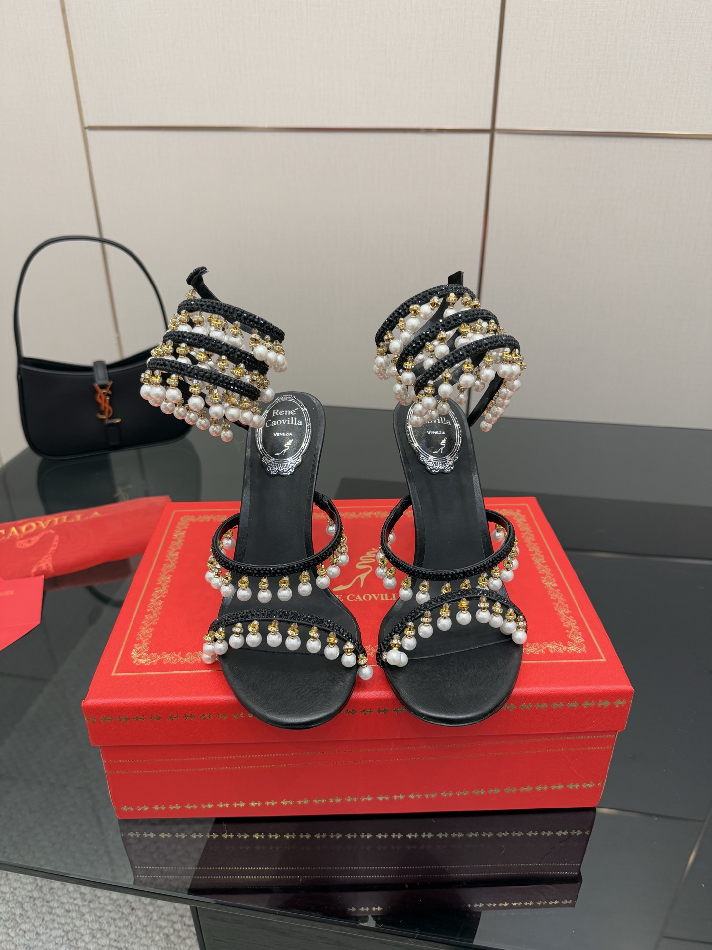 NO:264939,The latest Rene Caovilla RC high-version popular spring and summer series, charming and gorgeous top hard goods, CLEO crystal pearl lighting sandals, annual heavyweight store boutique!  Crystal pearl strap high heels, hand-sewn pearl pendant sandals with out-of-stock global ring drill belt!  The same style as the celebrity, the platform anchor and internet celebrity blogger, and the fashionable and elegant temperament. Thousands of rhinestone pearls are neatly arranged, surrounding the ankles, showing their sexy and enchanting feminineness. The original version of the counter is customized with a mold opening, very heavy industry, imported foreign machines   fully exquisite handmade and harshly created three-dimensional arch diamond belt to present perfect quality. The girls who strive to own can maintain the most beautiful romantic memories, fairy-like ~ classic noble and elegant fabric original custom-grade silk   Cleo crystal pearl diamond inner lining imported sheepskin inner lining footrest, large sole original Blingbling flash silver gold standard leather bottom heel height 9.5cm Color black white Champagne color Size 35-39 (34/40/41/42/43 customized without return or exchange) standard code  Packaging with cloth bags, cards, spare diamonds, high heels, sandals, christian louboutin, rene caovilla, rene caovilla, sandals, high heels, sheepskin, real silk19860909最新Rene Caovilla芮妮·乔薇拉 RC高版本 春夏爆红系列,魅惑华丽的顶级硬货,CLEO水晶珍珠灯饰造型凉鞋,年度重量级镇店精品！水晶珍珠绑带高跟鞋 全球断货的绕环钻带手工缝制珍珠吊坠凉鞋！明星同款,平台主播、网红博主倾情演绎,时尚优雅气质.上千颗水钻珍珠整齐排列在一起,环绕在脚踝,尽显性感妖娆女人味.专柜原版拆版开模定制,非常重工,引进国外进口机器 全精致手工苛刻打造立体拱面钻带呈现完美品质.务求拥有的姑娘,都能保有最美的浪漫回忆,仙气逼人～经典高贵优雅 面料原版定制级真丝 克里奥水晶珍珠钻 内里进口羊皮内里垫脚 大底原版Blingbling闪银金标真皮底 跟高9.5cm Color黑色 白色 香槟色 Size 35-39（34/40/41/42/43定做不退不换）标准码 包装配布袋、卡片、备用钻,高跟鞋凉鞋,christian louboutin,rene caovilla,rene caovilla,sandals,high heels,sheepskin,real silk,Women's Shoes