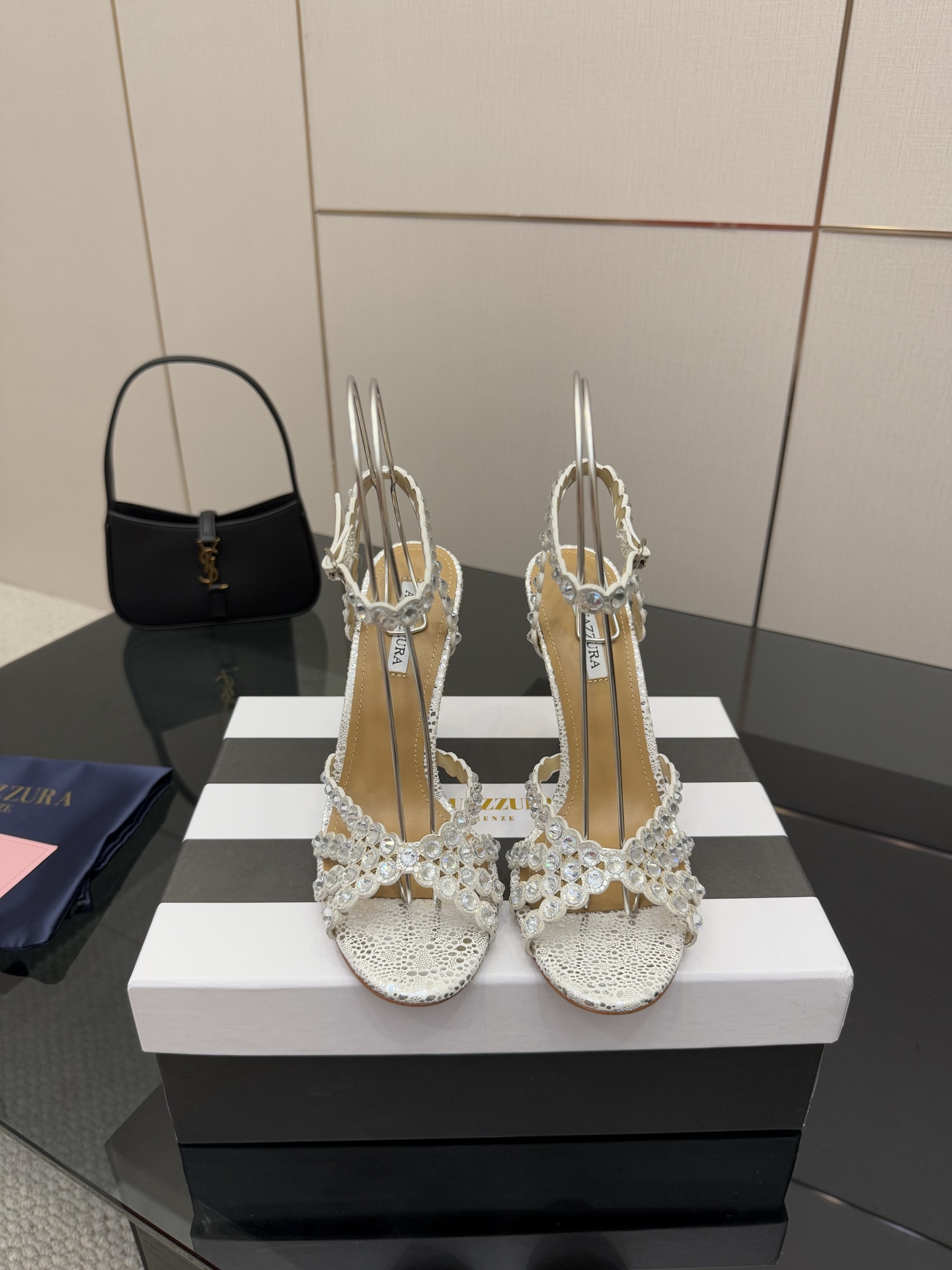 NO:265259,The highest version of AQUAZZURA big pineapple high heels, the latest 2025 spring and summer rhinestone decorative sandals, super elegant on the feet, both simple and fashionable, too shining and beautiful, beautiful at a new level!  Cross design, full of fashion, simple style, full diamond and string design, major bloggers from all walks of life have put on the game ZP development and customized correct fabrics, matched with super flash, new upgraded 5A-level Aoji diamonds, height 10cm, imported material imported cowhide, imported leather soles, rhinestones, original one-to-one-sized custom Australian diamonds, size 35-39 (35.40.41.42.43 can be customized) Packaging full set of original packaging, high heels, sandals, high heels, cowhide, Leather soles19860909最高版 AQUAZZURA大菠萝高跟鞋 2025春夏最新款水钻装饰凉鞋 上脚超级有气质· 既简洁又时髦 太闪太美啦 美出出新高度！ 交叉设计,时尚感满满 简约版型,满钻串休设计 各路大博主都纷纷上脚 ZP开发、订制正确面料 搭配超闪全新升级5A级奥钻 高度10cm 材料进口牛皮 鞋底进口真皮大底 水钻原版一比一定制澳钻 码数35-39（35.40.41.42.43可定做） 包装全套原版包装,高跟鞋凉鞋,sandals,high heels,cowhide,Leather soles,Women's Shoes