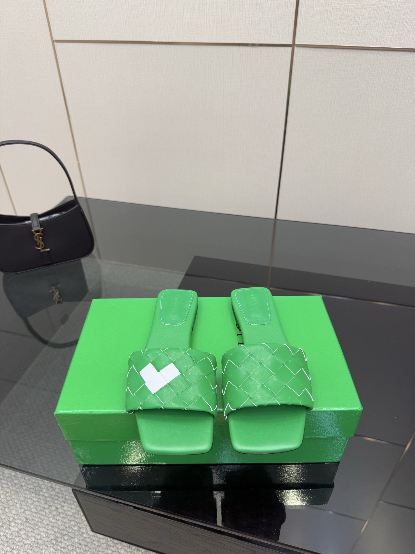 NO:382187,Bottega Venet* latest and most classic braided high heel sandals!  ins&Xiaohongshu has many internet celebrities!  Super sexy on your feet!  It's really beautiful!  This matte upper is super high-end!  High-end wear is fairy and simple, fashionable and design-like. They are all very easy to wear, especially high heels with anti-slip rubber pads on the sole and will not be tired if you walk for a day. They are practical and textured. They are especially suitable for office workers (the original custom-made shoe soles are the same as the same). It is worth mentioning that the silk film soles that have been tested repeatedly in the sole for a month are almost perfect. Most of the market are sprayed. BV is a magic tool for matching clothes. Wearing it makes you look fashionable and fashionable. It is a highlight of the matching. Your thoughts are finally here. It is versatile and suitable for any occasion and a must-have pair!   . /About the material./FABRIC CONTENT Upper: Microfiber Inner footbed sheepskin Outsole Original Italian leather injection molding bag_^ Brand new uniform green full package SIZE 35-39 (40 41 42 non-return and exchange), slippers, bottega veneta, bottega veneta, sandals, high heels, slippers, sheepskin19860909Bottega Venet* 最新最经典编织高跟凉鞋！ins&小红书巨多网红明星上身！上脚超性感！真的太美了！这款哑光的鞋面超有高级感！高级穿着又仙女简约时髦又有设计感 而且都非常非常好穿特别是高跟鞋底部有防滑胶垫走一天也不会累,实用又有质感,特别适合上班一族（原版开模定制颜色鞋型鞋底一摸一样）值得一提的是鞋底花费一个月开模反复测试过的丝膜大底做到几乎完美,市场上大部份是喷涂 BV当道简直是搭配衣服的神器 穿上让你集时髦洋气于一身 是搭配中的一个亮点 你们的心心念念终于来了 百搭适用任何场合、人手必备一双！  .  /关于材质./ FABRIC CONTENT 鞋面:超纤 内里垫脚羊皮里 大底原版意大利真皮注塑大包_^ 全新一致绿色全套包装 SIZE 35-39（40 41 42不退换）,拖鞋,bottega veneta,bottega veneta,sandals,high heels,slippers,sheepskin,Women's Shoes